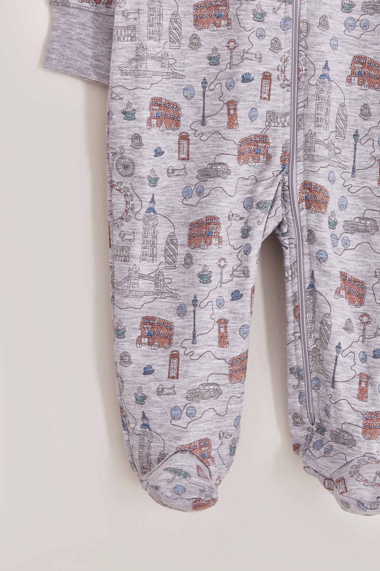 London Sights long-sleeves footie is what a maternity bag must-have! With zipper added for more comfort and practicality.  In the larger sizes it has anti-slips on the feet so that babies do not slip when they start to take their first steps. Colour: Grey with blue and red details. Composition: 95% Peruvian Pima cotton, 5% Polyester.  Made in Peru.  Machine washable. Safety warning: Keep away from fire.