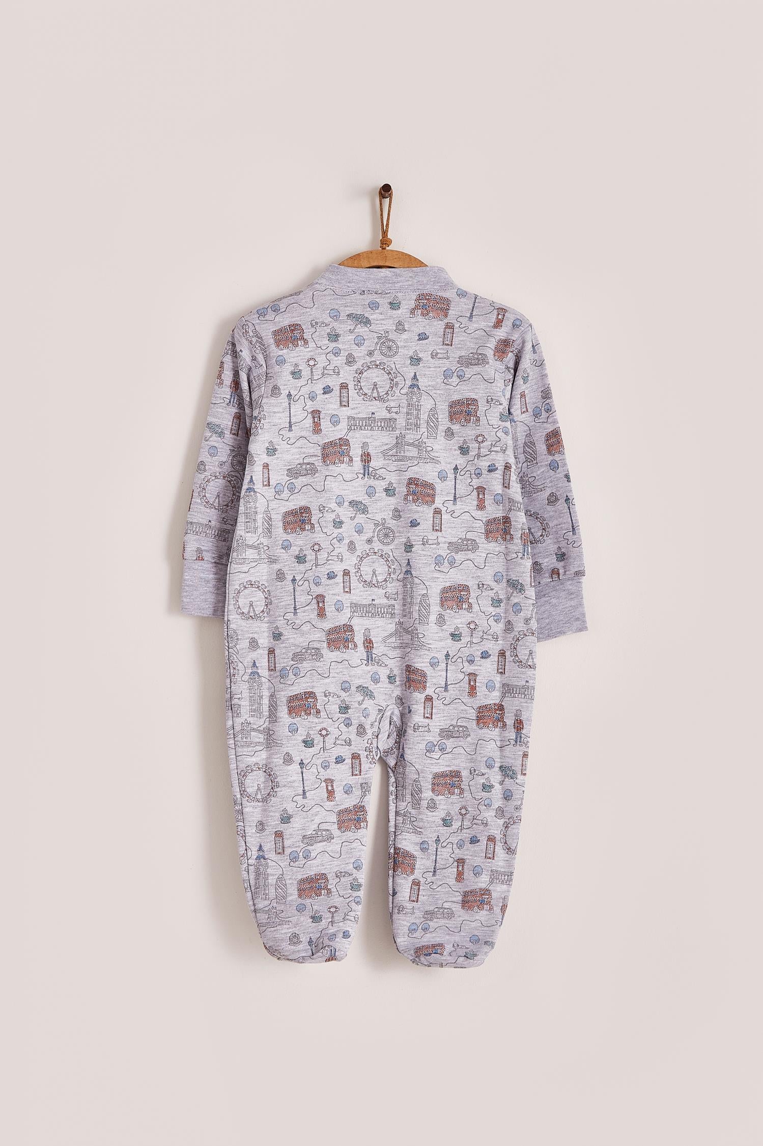 London Sights long-sleeves footie is what a maternity bag must-have! With zipper added for more comfort and practicality.  In the larger sizes it has anti-slips on the feet so that babies do not slip when they start to take their first steps. Colour: Grey with blue and red details. Composition: 95% Peruvian Pima cotton, 5% Polyester.  Made in Peru.  Machine washable. Safety warning: Keep away from fire.