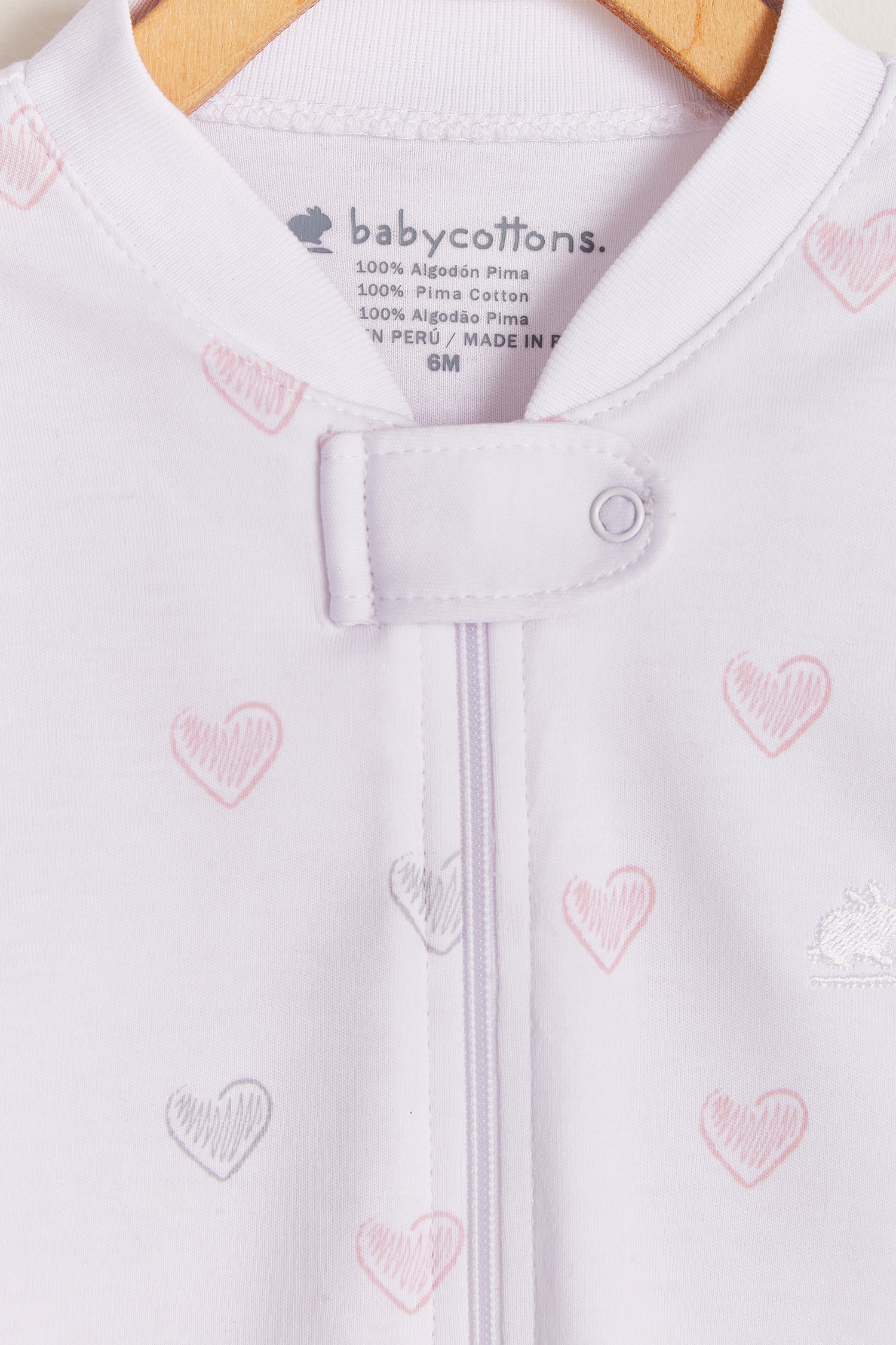Hearts is classic, cute and perfect for naptime!  Your little one can grow with it and wear it for a longest time. With zipper added for more comfort and practicality. Starting in 12 months all our footies are snug fit. Colour: White with pink and grey details. Composition: 100% Peruvian Pima Cotton.  Made in Peru. Machine washable. Safety warning: Keep away from fire.