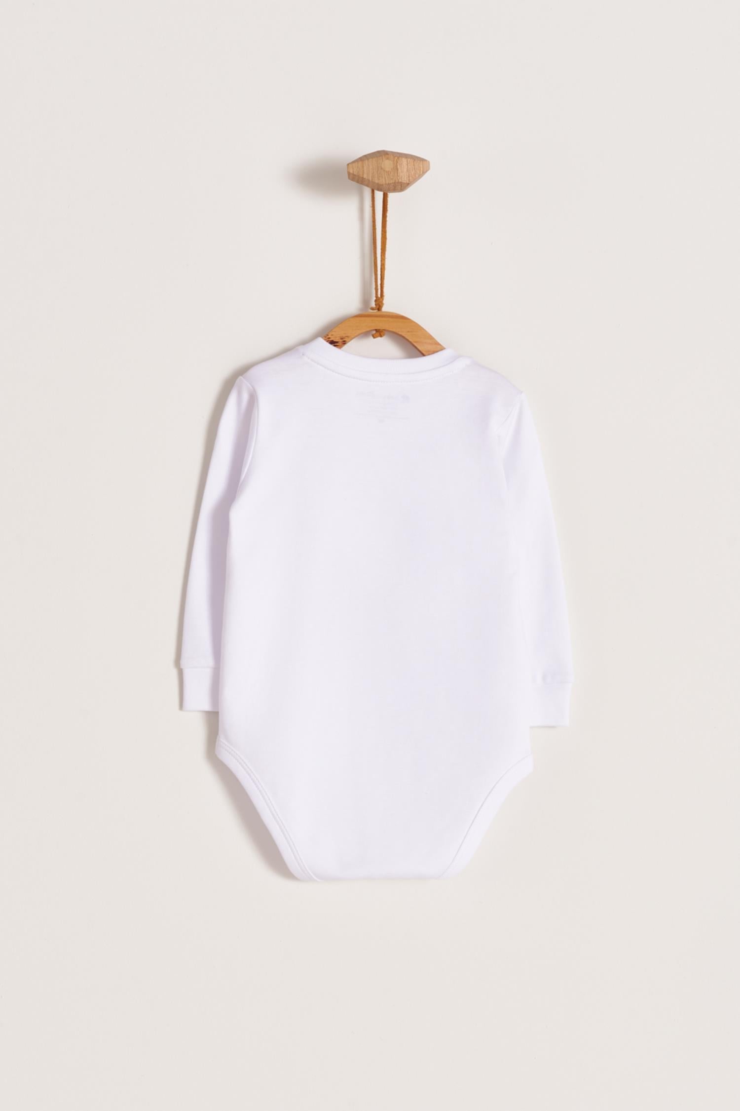 Dive into our Signature Pima College Collection dressing babies and toddlers with the most sharp and collegiate look while still retaining that 100% pima cotton softness.  Bodysuit features ribb neck tone and shoulder bag detail with brooches with left chest logo. A baby's and toddler's wardrobe essential! Colour: White. Composition: 100% Peruvian Pima Cotton.  Made in Peru.  Machine washable.