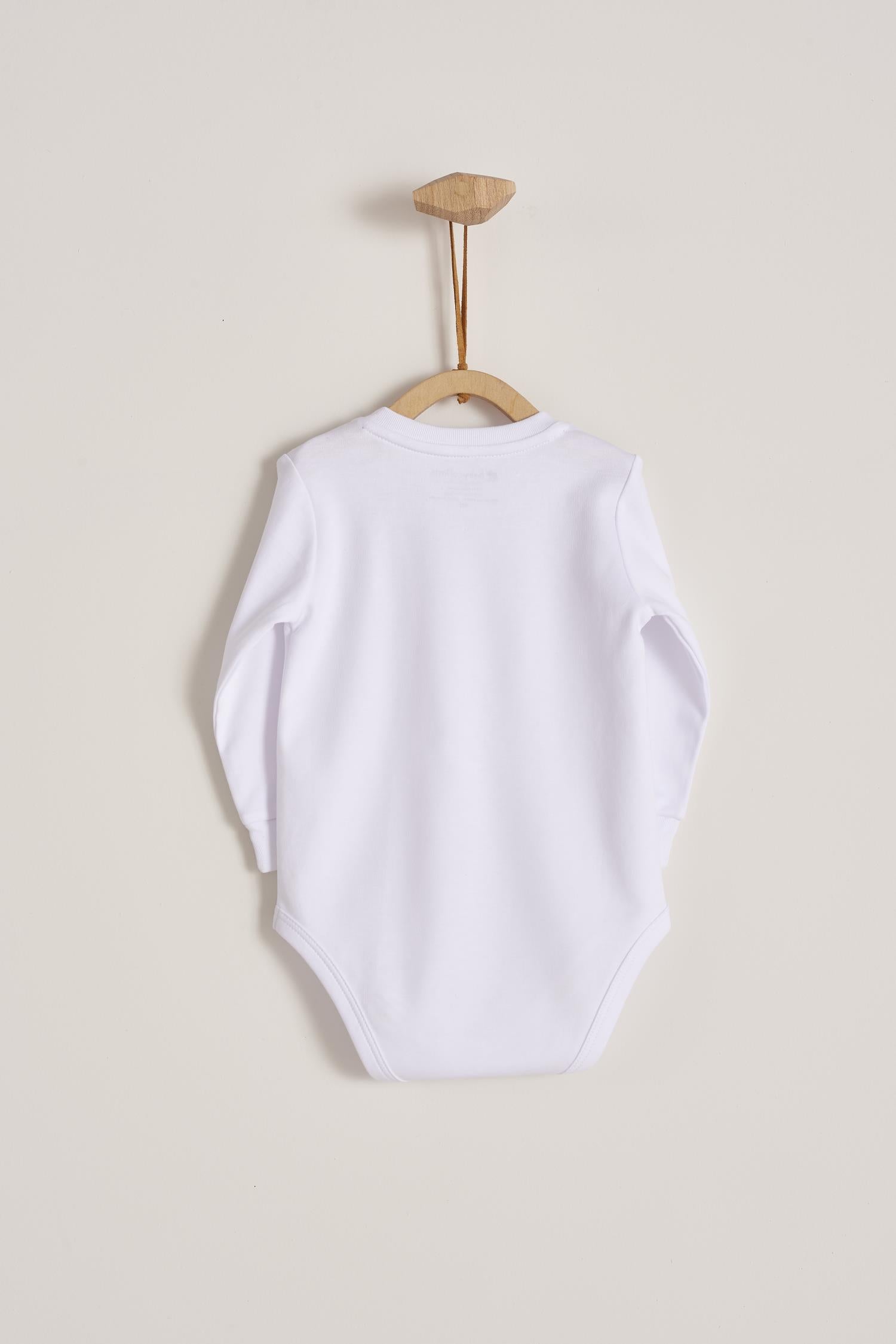 Dive into our Signature Pima College Collection dressing babies and toddlers with the most sharp and collegiate look while still retaining that 100% pima cotton softness.  Bodysuit features ribb neck tone and shoulder bag detail with brooches with left chest logo. A baby's and toddler's wardrobe essential! Colour: White. Composition: 100% Peruvian Pima Cotton.  Made in Peru.  Machine washable.