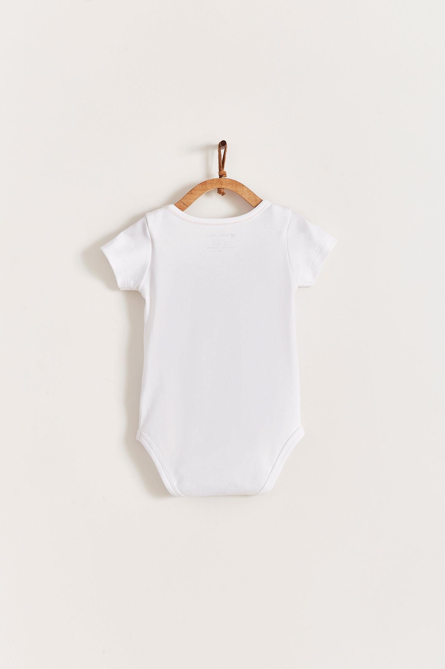 This beautiful short sleeve bodysuit from our Colette & Joa collection is made with the softest Pima Cotton.  Perfect for a playtime occasion.  Pair it with any of our sweatpants or overalls for the perfect look. Composition: 100% Peruvian Pima Cotton.  Made in Peru.  Machine washable.