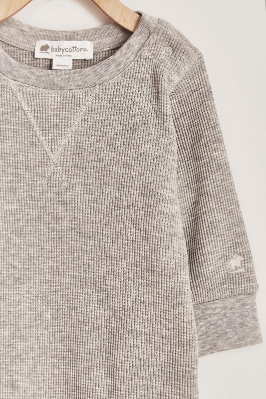 Our Pima Colours Waffle long sleeve bodysuit is perfect for winter time! This beautiful top gives the coolest look to your little one. Pair it with any of our sweatpants, overalls or waffle pants for the perfect look or gift! Colour: Grey. Composition: 100% Peruvian Pima Cotton.  Made in Peru.  Machine washable. 