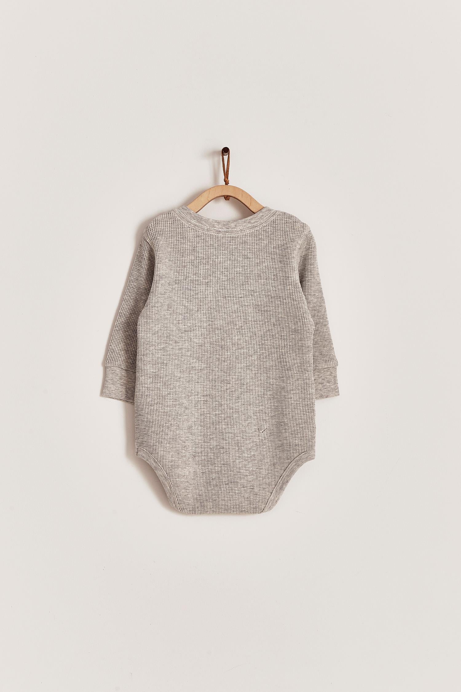 Our Pima Colours Waffle long sleeve bodysuit is perfect for winter time! This beautiful top gives the coolest look to your little one. Pair it with any of our sweatpants, overalls or waffle pants for the perfect look or gift! Colour: Grey. Composition: 100% Peruvian Pima Cotton.  Made in Peru.  Machine washable. 