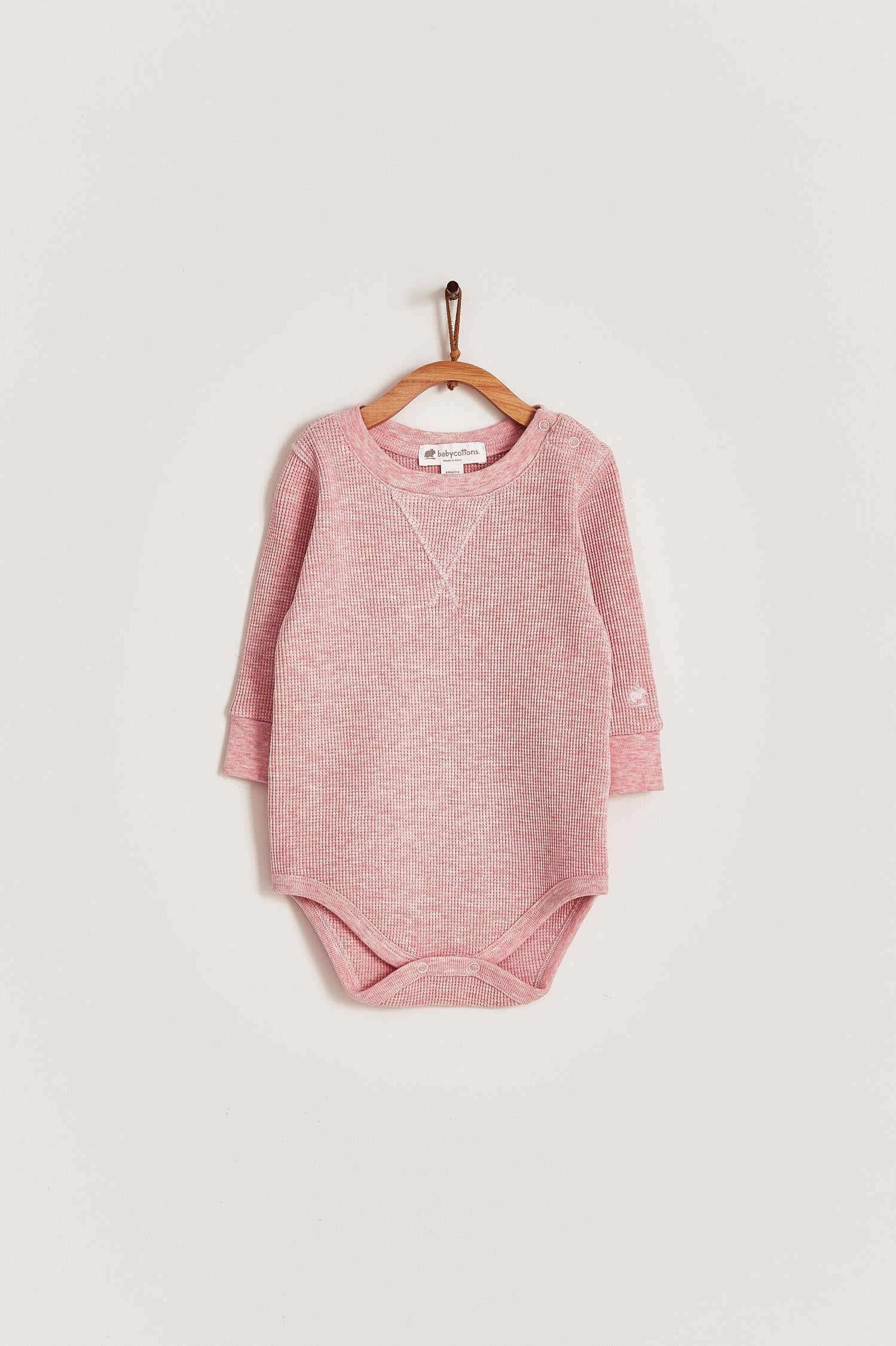 Our Pima Colours Waffle long sleeve bodysuit is perfect for winter time! This beautiful top gives the coolest look to your little one. Pair it with any of our sweatpants, overalls or waffle pants for the perfect look or gift! Colour: Pink. Composition: 100% Peruvian Pima Cotton.  Made in Peru.  Machine washable.