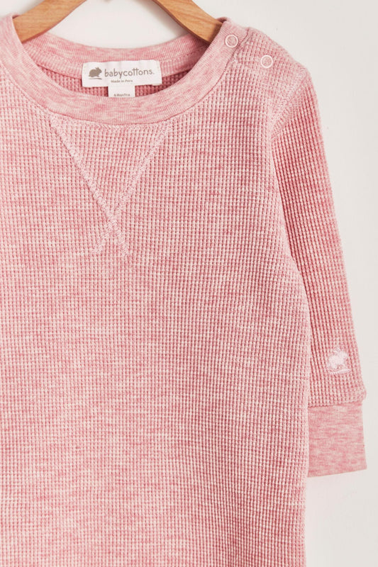 Our Pima Colours Waffle long sleeve bodysuit is perfect for winter time! This beautiful top gives the coolest look to your little one. Pair it with any of our sweatpants, overalls or waffle pants for the perfect look or gift! Colour: Pink. Composition: 100% Peruvian Pima Cotton.  Made in Peru.  Machine washable.
