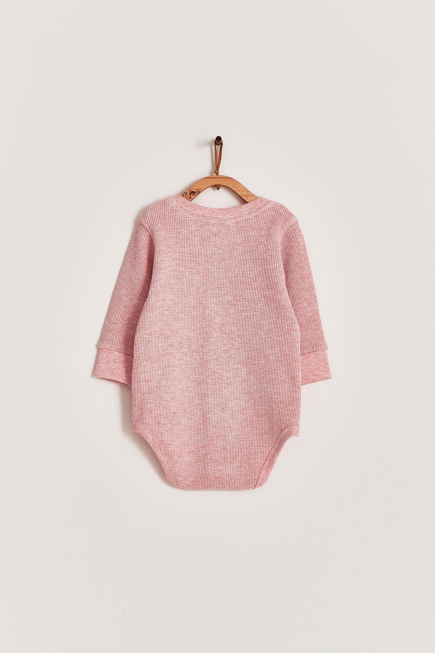 Our Pima Colours Waffle long sleeve bodysuit is perfect for winter time! This beautiful top gives the coolest look to your little one. Pair it with any of our sweatpants, overalls or waffle pants for the perfect look or gift! Colour: Pink. Composition: 100% Peruvian Pima Cotton.  Made in Peru.  Machine washable.