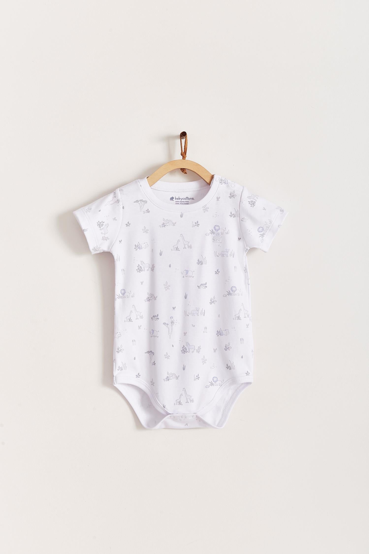 This beautiful short sleeve bodysuit featuring a full print of our Mini Safari collection is made with the softest Pima Cotton. Perfect for a playtime occasion! Pair it with any of our sweatpants or overalls for the perfect look. Composition: 100% Peruvian Pima Cotton.  Made in Peru.  Machine washable.