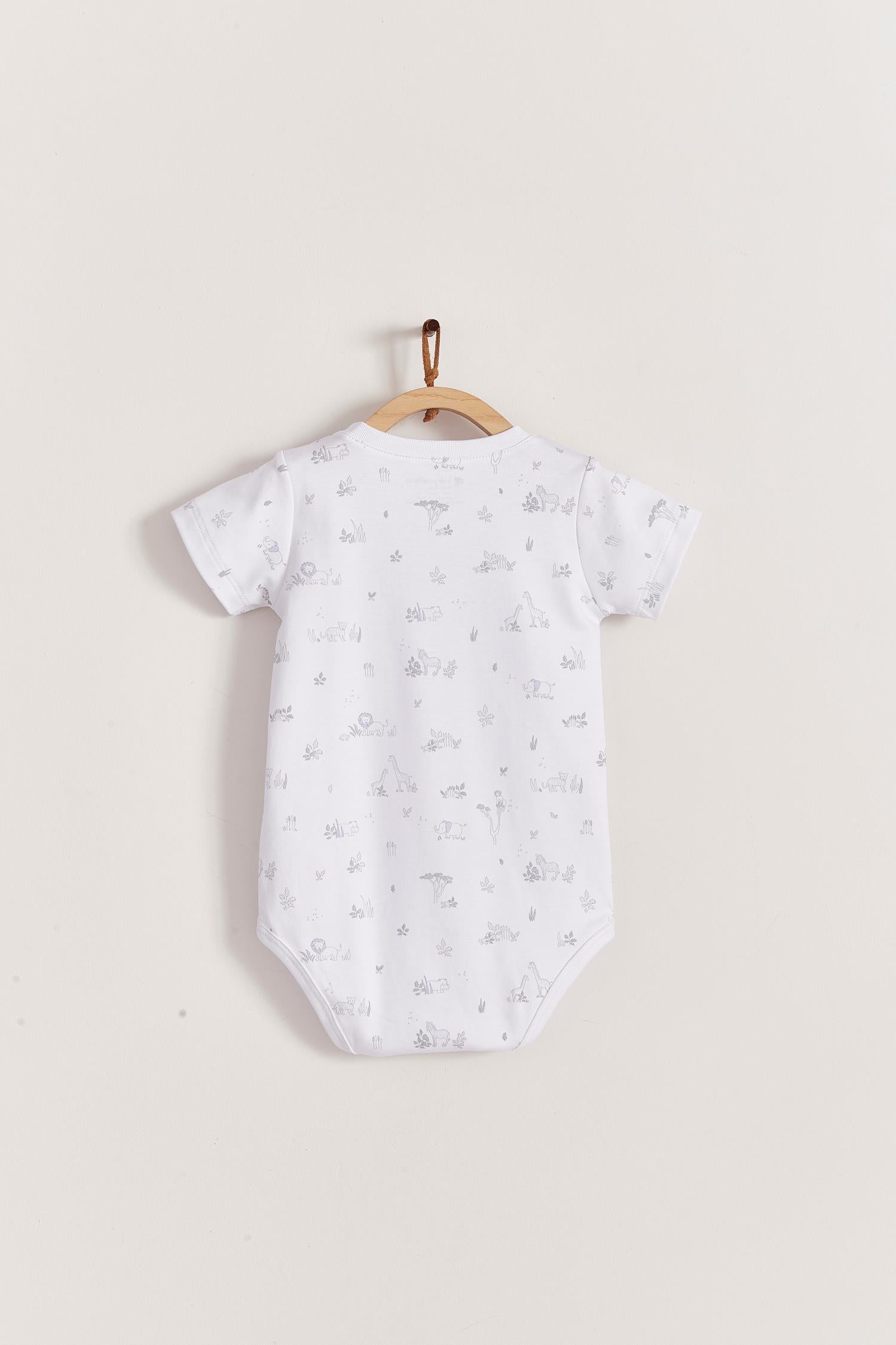 This beautiful short sleeve bodysuit featuring a full print of our Mini Safari collection is made with the softest Pima Cotton. Perfect for a playtime occasion! Pair it with any of our sweatpants or overalls for the perfect look. Composition: 100% Peruvian Pima Cotton.  Made in Peru.  Machine washable.