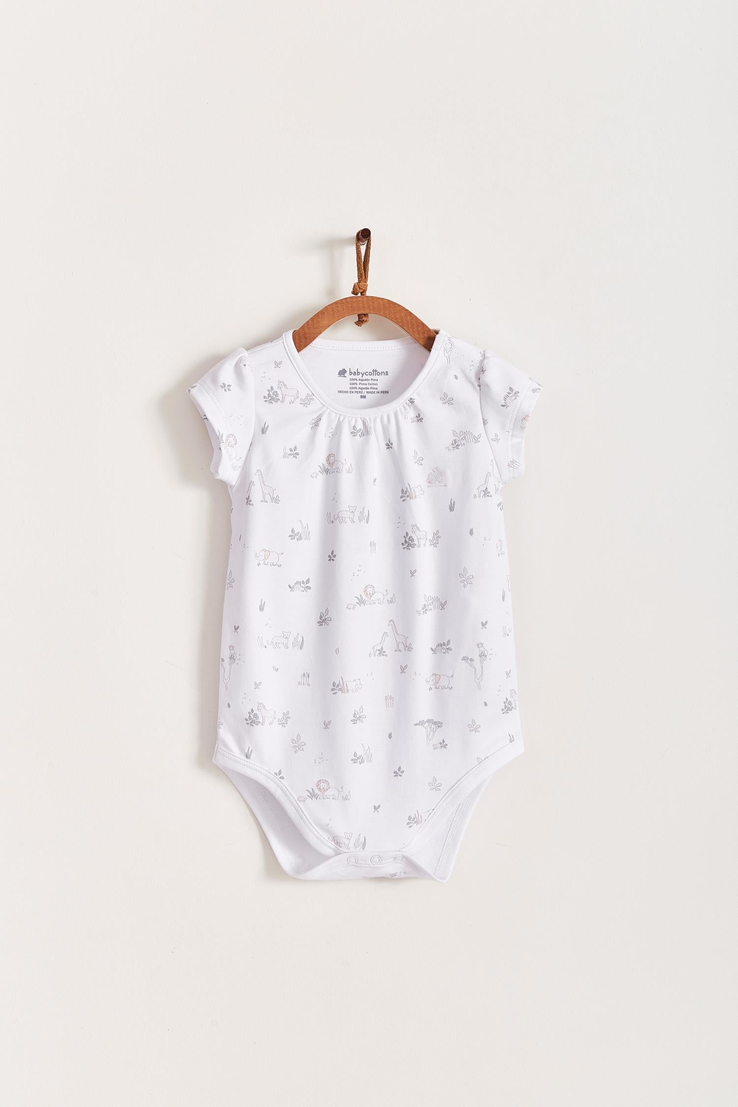 This beautiful short sleeve bodysuit featuring a full print of our Mini Safari collection is made with the softest Pima Cotton. Perfect for a playtime occasion! Pair it with any of our sweatpants or overalls for the perfect look. Composition: 100% Peruvian Pima Cotton.  Made in Peru.  Machine washable.