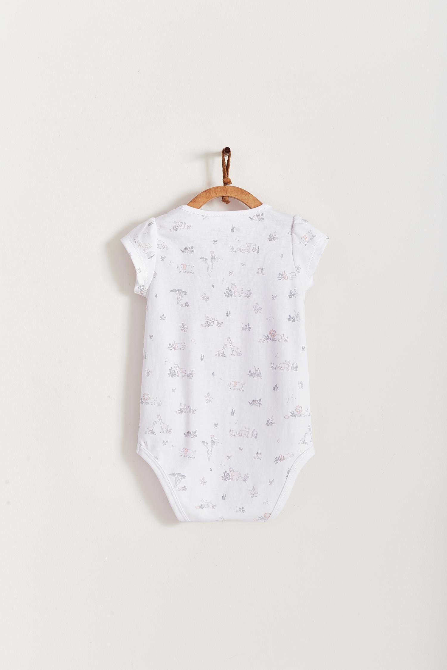 This beautiful short sleeve bodysuit featuring a full print of our Mini Safari collection is made with the softest Pima Cotton. Perfect for a playtime occasion! Pair it with any of our sweatpants or overalls for the perfect look. Composition: 100% Peruvian Pima Cotton.  Made in Peru.  Machine washable.