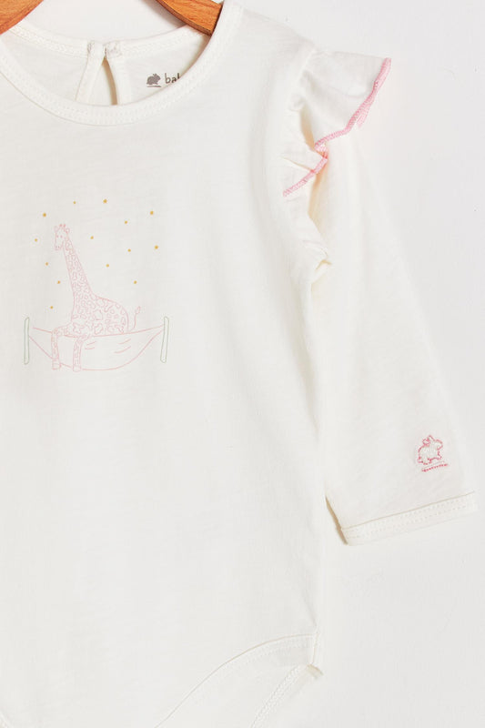 Made from 100% super soft Pima cotton. Cute long sleeve bodysuit with ruffler in shoulders, our Safari bodysuit features a beautiful giraffe balancing on bed. Popper fastenings around the legs make changing easy, too. Colour: Taupe with pink. Composition: 100% Peruvian Pima Cotton.  Made in Peru.  Machine washable.