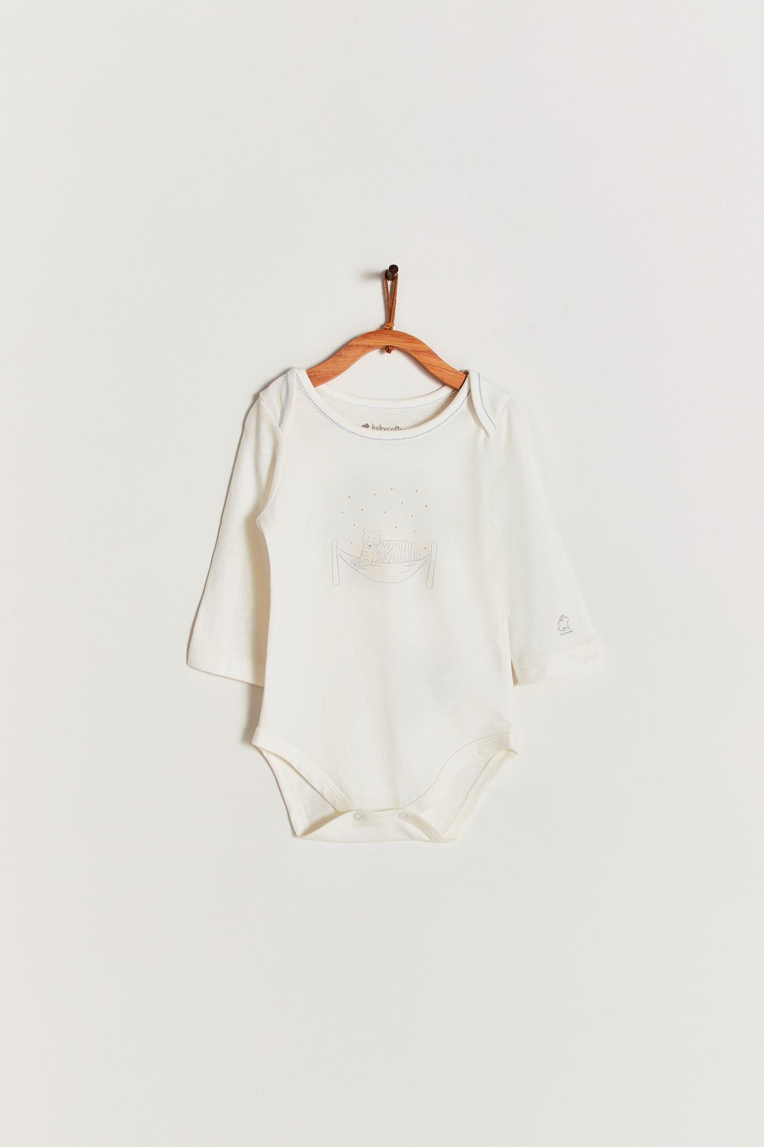 Made from 100% super soft Pima cotton  Cute long sleeve bodysuit, our Safari bodysuit features a huge tiger resting in bed.  Popper fastenings around the legs make changing easy, too. Colour: Taupe with light blue. Composition: 100% Peruvian Pima Cotton.  Made in Peru.  Machine washable. 