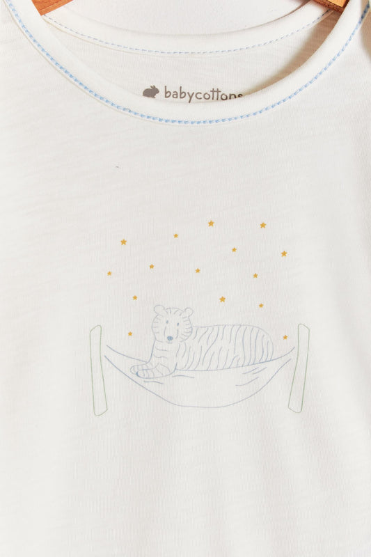 Made from 100% super soft Pima cotton  Cute long sleeve bodysuit, our Safari bodysuit features a huge tiger resting in bed.  Popper fastenings around the legs make changing easy, too. Colour: Taupe with light blue. Composition: 100% Peruvian Pima Cotton.  Made in Peru.  Machine washable. 