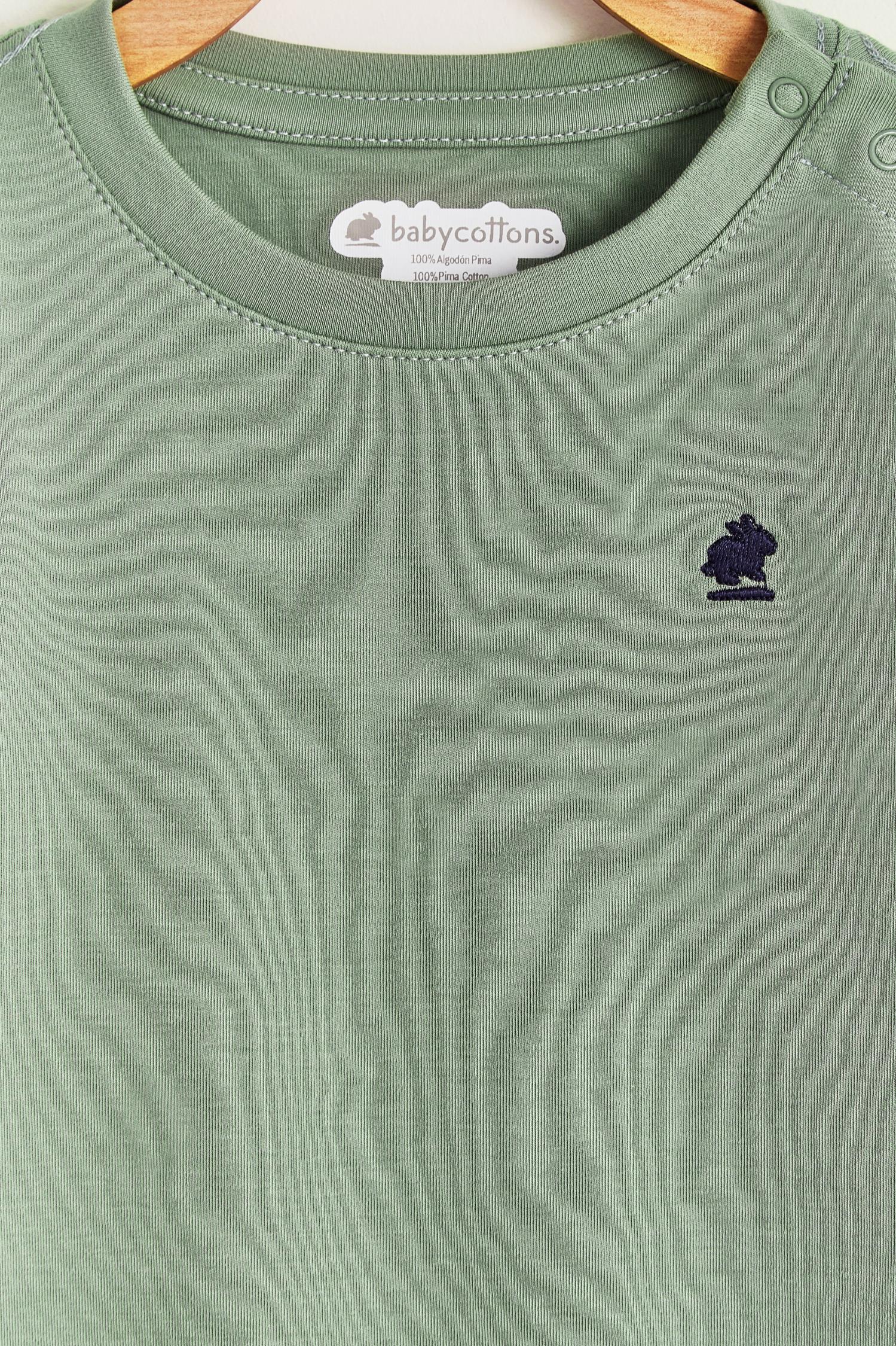 Pima cotton, long-sleeved, t-shirt collar bodysuit. Perfect for a casual look! Poppers on the shoulder and crotch: handy when getting baby dressed. A baby's wardrobe must-have available in a range of colours. Colour: Green Composition: 100% Peruvian Pima Cotton.  Machine washable (hand-wash first time is preferable but not needed) Made in Peru.