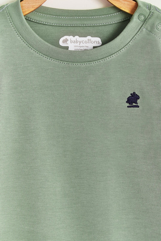Pima cotton, long-sleeved, t-shirt collar bodysuit. Perfect for a casual look! Poppers on the shoulder and crotch: handy when getting baby dressed. A baby's wardrobe must-have available in a range of colours. Colour: Green Composition: 100% Peruvian Pima Cotton.  Machine washable (hand-wash first time is preferable but not needed) Made in Peru.
