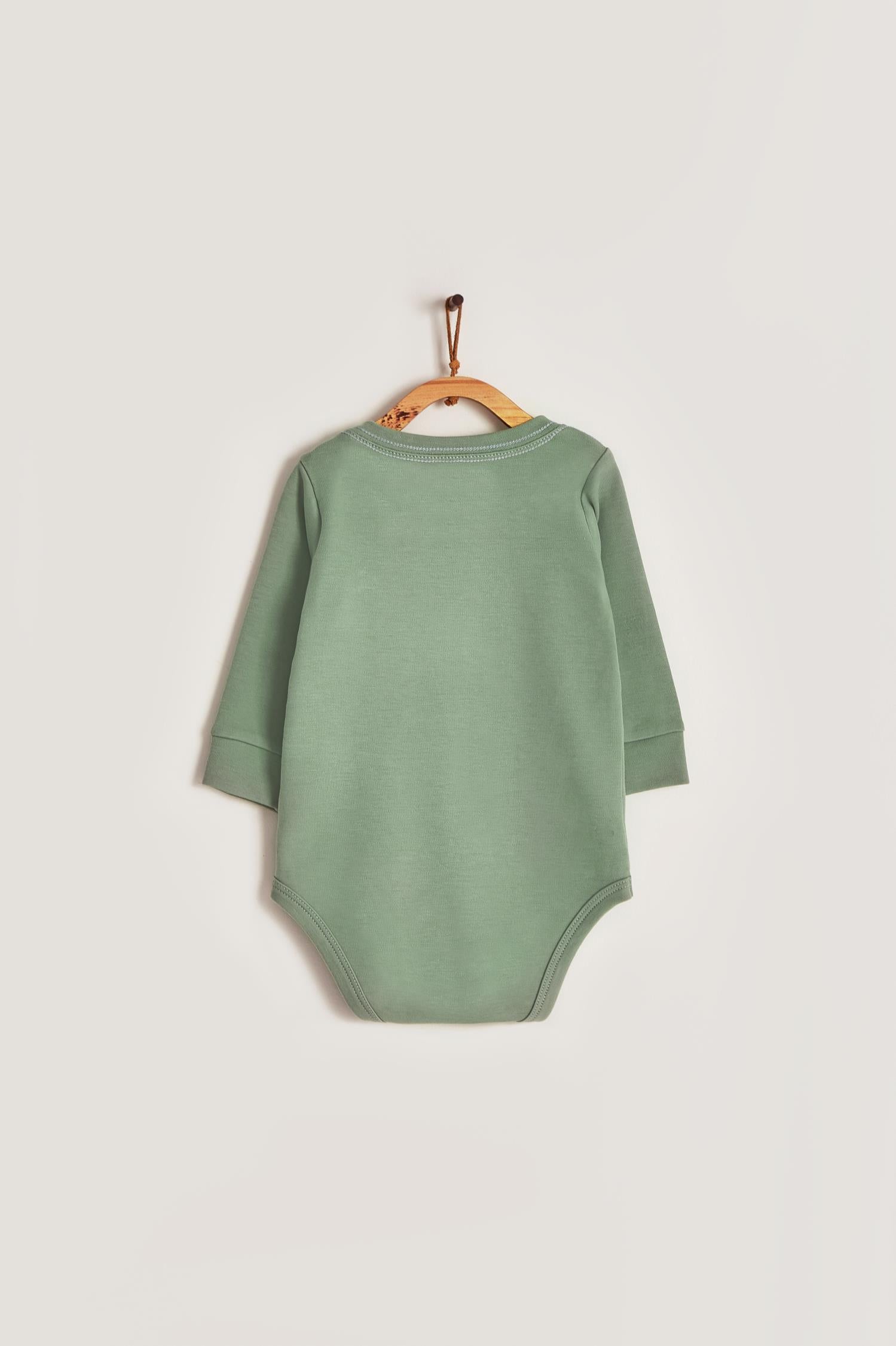 Pima cotton, long-sleeved, t-shirt collar bodysuit. Perfect for a casual look! Poppers on the shoulder and crotch: handy when getting baby dressed. A baby's wardrobe must-have available in a range of colours. Colour: Green Composition: 100% Peruvian Pima Cotton.  Machine washable (hand-wash first time is preferable but not needed) Made in Peru.