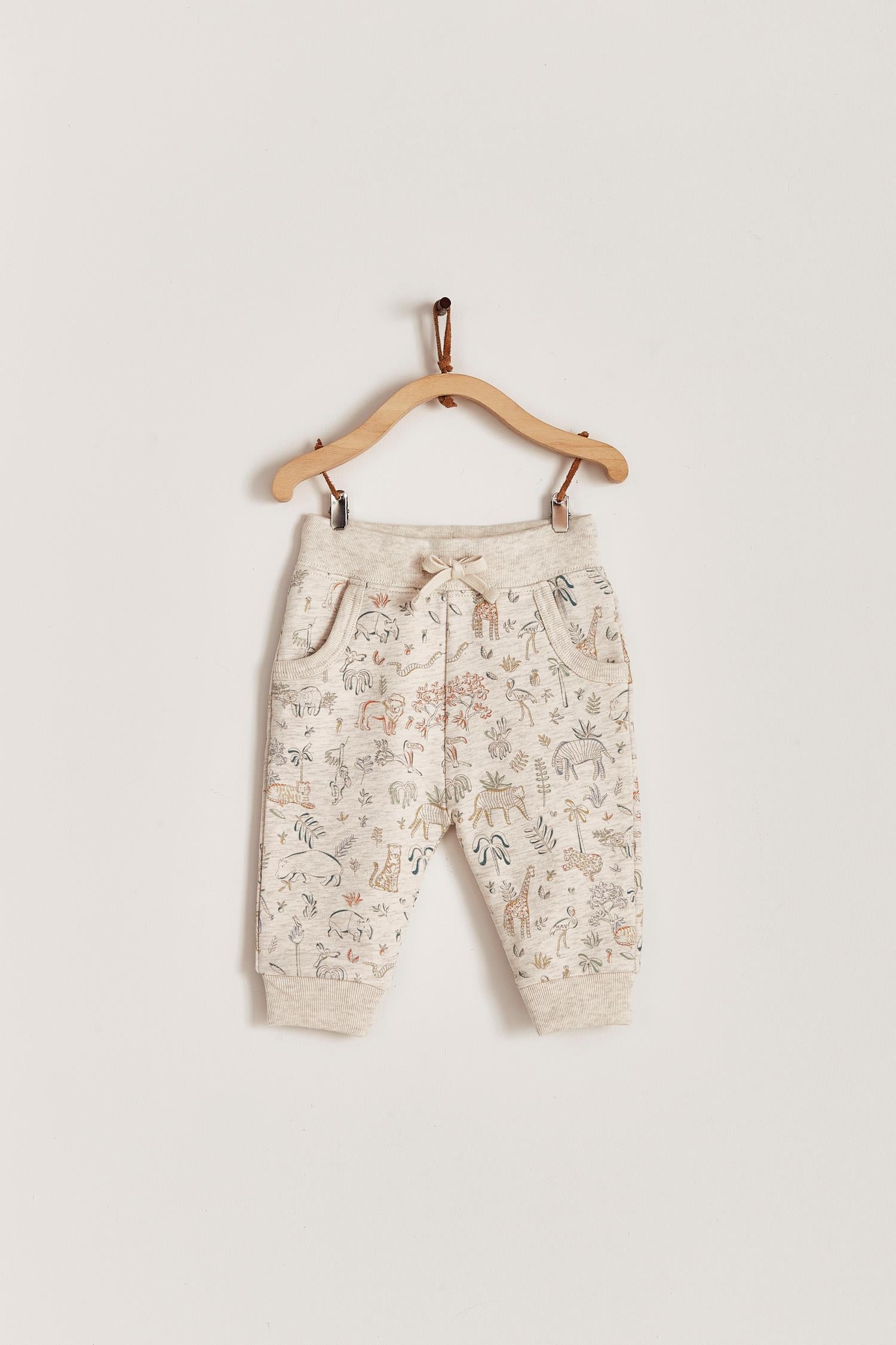 Safari Jogger pants are perfect for everyday! Comfy and stylish for every season, it features an elasticated inner waist and contrasting drawstring to fit. Pockets on the front. Combine it with any of our Pima Colour bodysuits and Safari's jumper for a complete look. Colour: Beige melange with coloured details. Composition: 95% Peruvian Pima cotton, 5% Elastane.  Made in Peru. Machine wash cold. 