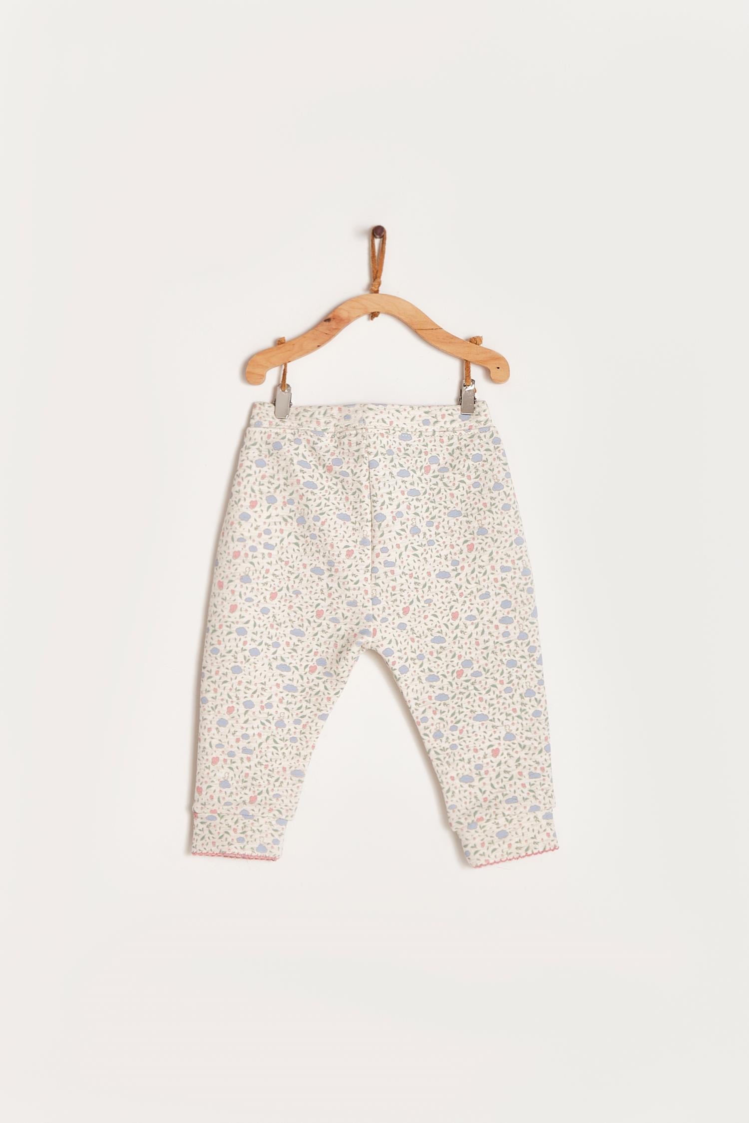 Super soft and comfortable baby leggings for everyday wear. Our Fall in Love print makes it especially cute for your little pretty baby! Combine it with any of our bodysuits and Fall in Love jumper for a complete look! Colour: Beige melange with pink and light-blue details. Composition: 95% Peruvian Pima cotton, 5% Elastane.  Made in Peru. Machine wash cold. 