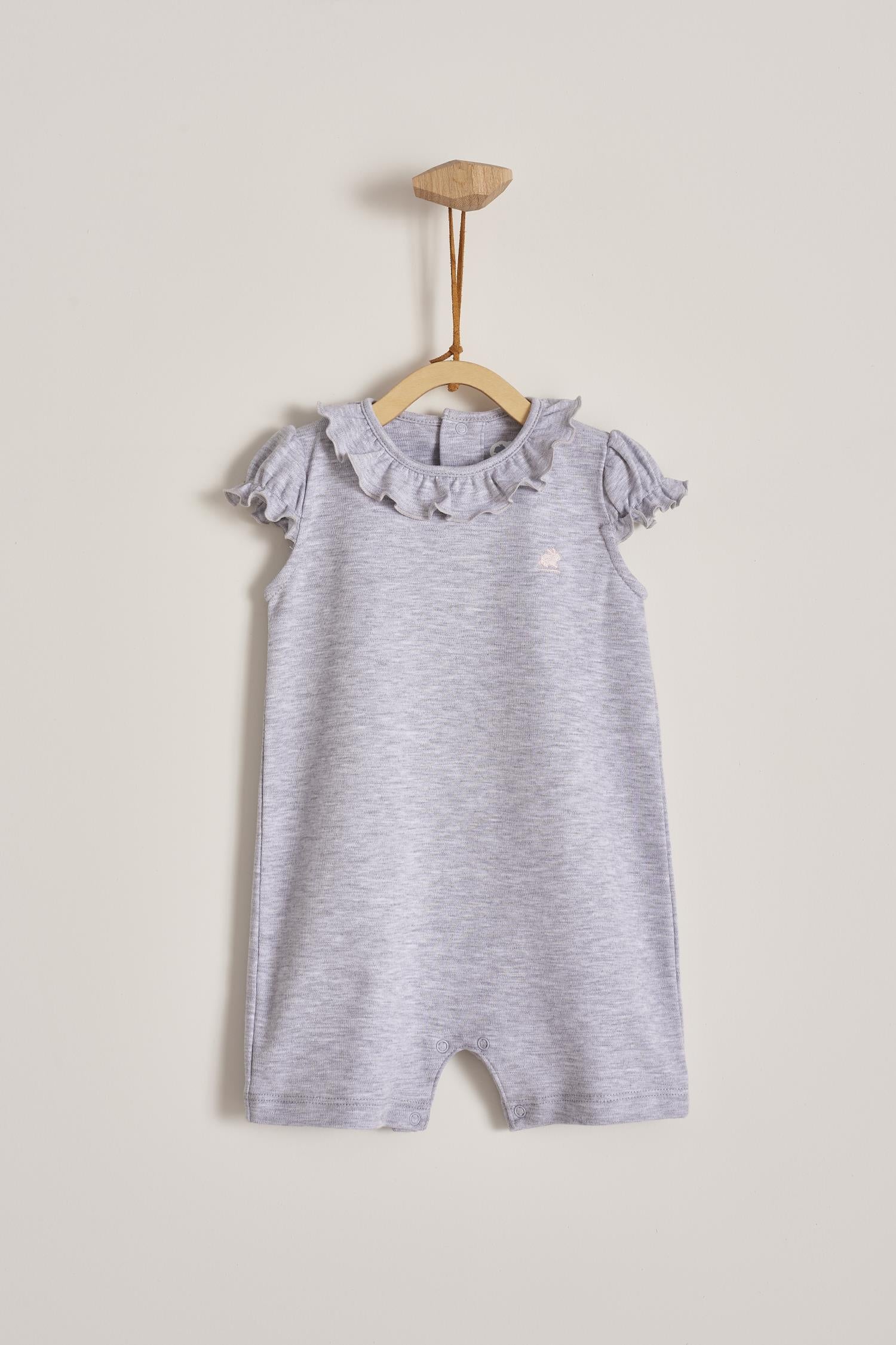 Our Pima Colours Maggie short-sleeves and short-pants romper is one of our signature baby outfits. Simply comfy and stylish, it features lovely ruffles. Ideal for your baby’s spring/summer wardrobe. Perfect for parties, playtime, or any occasion. Colour: Grey. Composition: 100% Peruvian Pima Cotton.  Made in Peru. Machine washable. Safety warning: Keep away from fire.