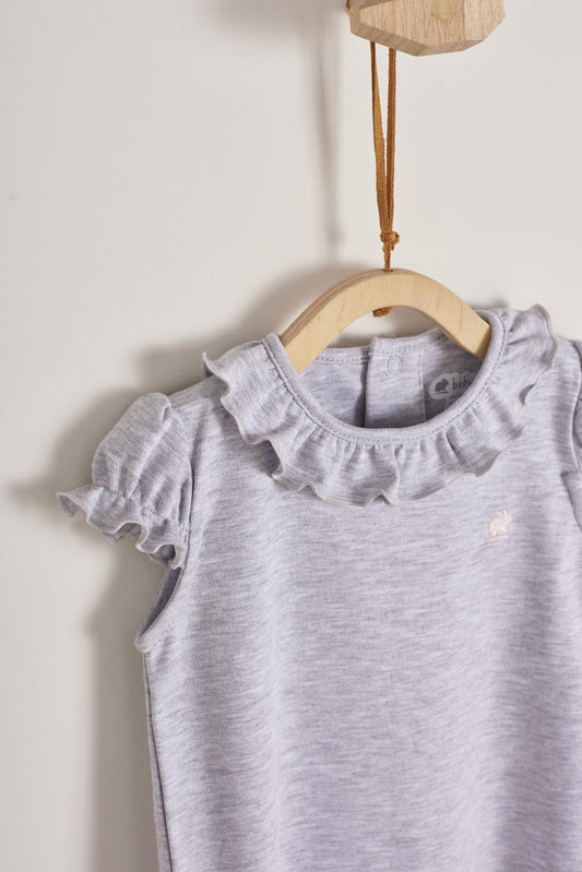Our Pima Colours Maggie short-sleeves and short-pants romper is one of our signature baby outfits. Simply comfy and stylish, it features lovely ruffles. Ideal for your baby’s spring/summer wardrobe. Perfect for parties, playtime, or any occasion. Colour: Grey. Composition: 100% Peruvian Pima Cotton.  Made in Peru. Machine washable. Safety warning: Keep away from fire.