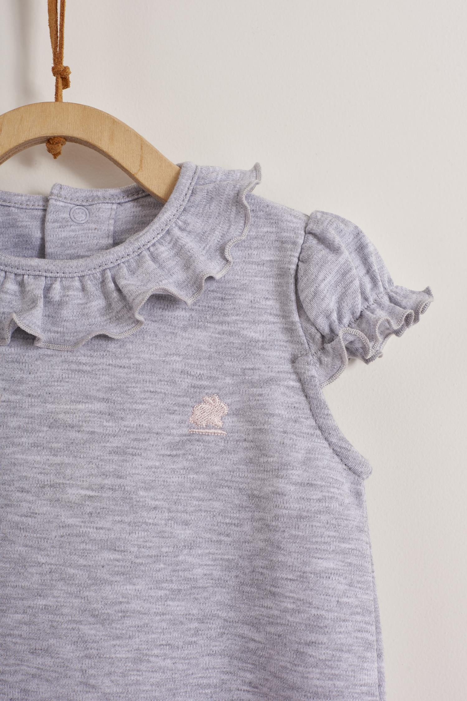 Our Pima Colours Maggie short-sleeves and short-pants romper is one of our signature baby outfits. Simply comfy and stylish, it features lovely ruffles. Ideal for your baby’s spring/summer wardrobe. Perfect for parties, playtime, or any occasion. Colour: Grey. Composition: 100% Peruvian Pima Cotton.  Made in Peru. Machine washable. Safety warning: Keep away from fire.