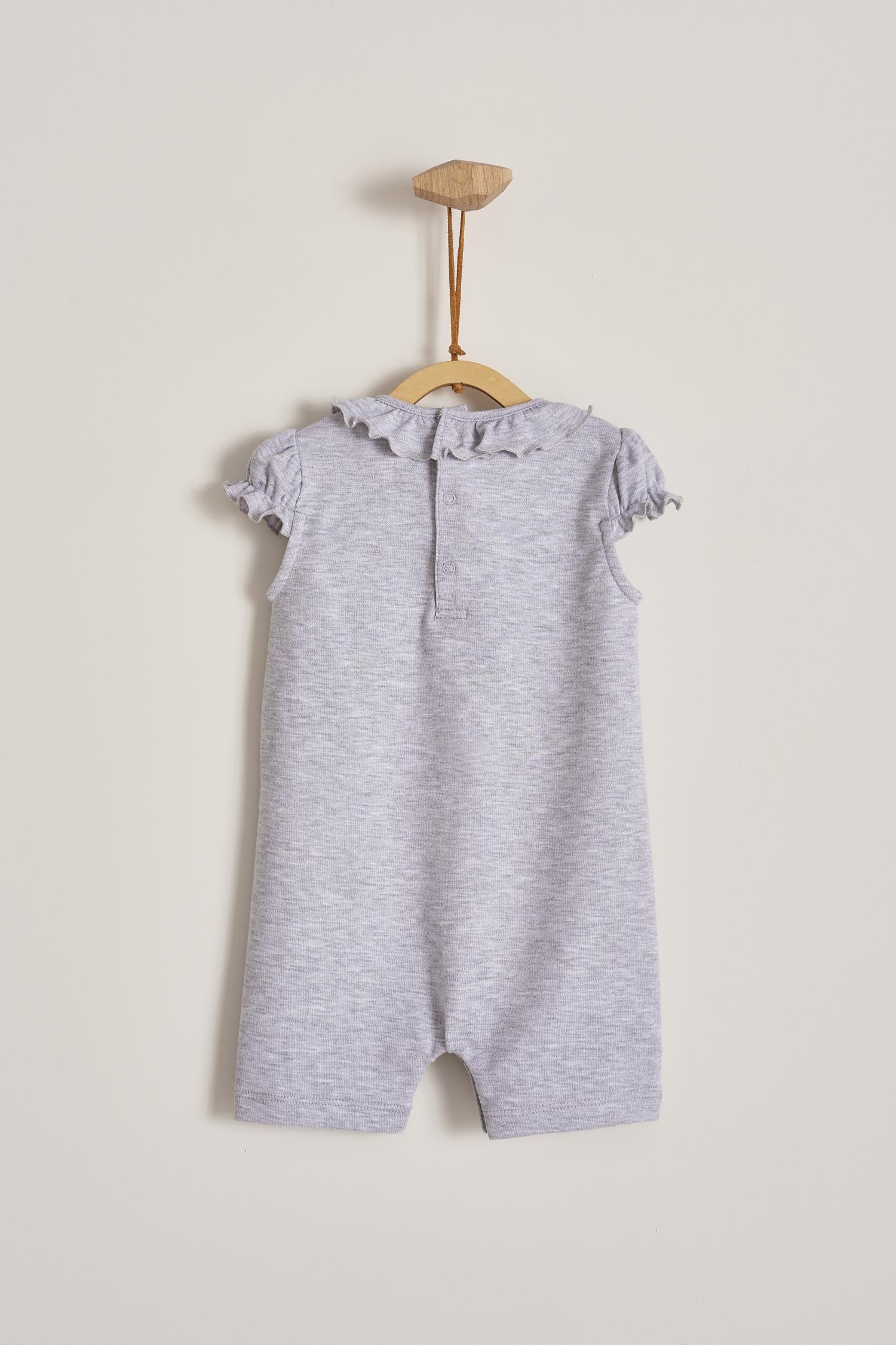 Our Pima Colours Maggie short-sleeves and short-pants romper is one of our signature baby outfits. Simply comfy and stylish, it features lovely ruffles. Ideal for your baby’s spring/summer wardrobe. Perfect for parties, playtime, or any occasion. Colour: Grey. Composition: 100% Peruvian Pima Cotton.  Made in Peru. Machine washable. Safety warning: Keep away from fire.