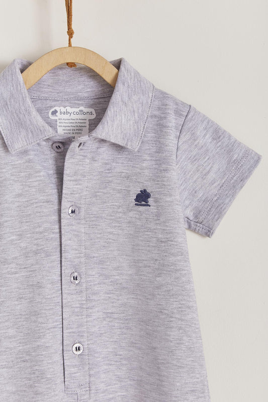 Our Pima Colours Joseph short-sleeves and short-pants romper is one of our signature baby outfits. Simply comfy and stylish, it features lovely ruffles. Ideal for your baby’s spring/summer wardrobe. Perfect for parties, playtime, or any occasion. Colour: Grey. Composition: 100% Peruvian Pima Cotton.  Made in Peru. Machine washable. Safety warning: Keep away from fire.
