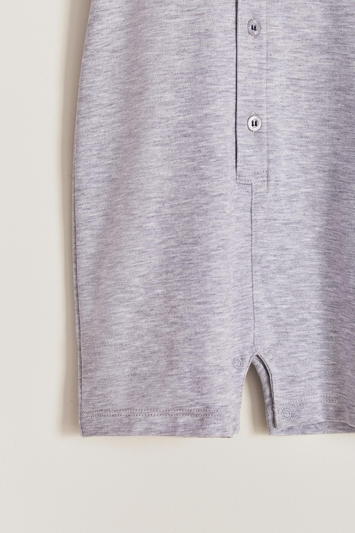 Our Pima Colours Joseph short-sleeves and short-pants romper is one of our signature baby outfits. Simply comfy and stylish, it features lovely ruffles. Ideal for your baby’s spring/summer wardrobe. Perfect for parties, playtime, or any occasion. Colour: Grey. Composition: 100% Peruvian Pima Cotton.  Made in Peru. Machine washable. Safety warning: Keep away from fire.