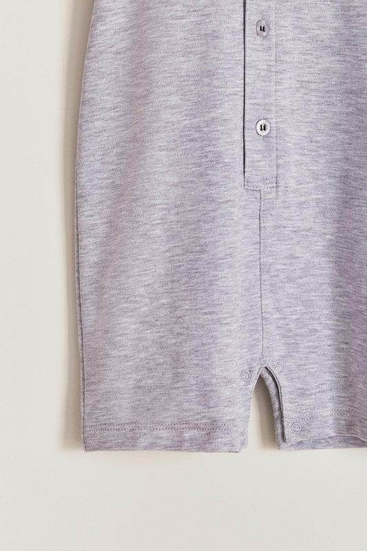 Our Pima Colours Joseph short-sleeves and short-pants romper is one of our signature baby outfits. Simply comfy and stylish, it features lovely ruffles. Ideal for your baby’s spring/summer wardrobe. Perfect for parties, playtime, or any occasion. Colour: Grey. Composition: 100% Peruvian Pima Cotton.  Made in Peru. Machine washable. Safety warning: Keep away from fire.