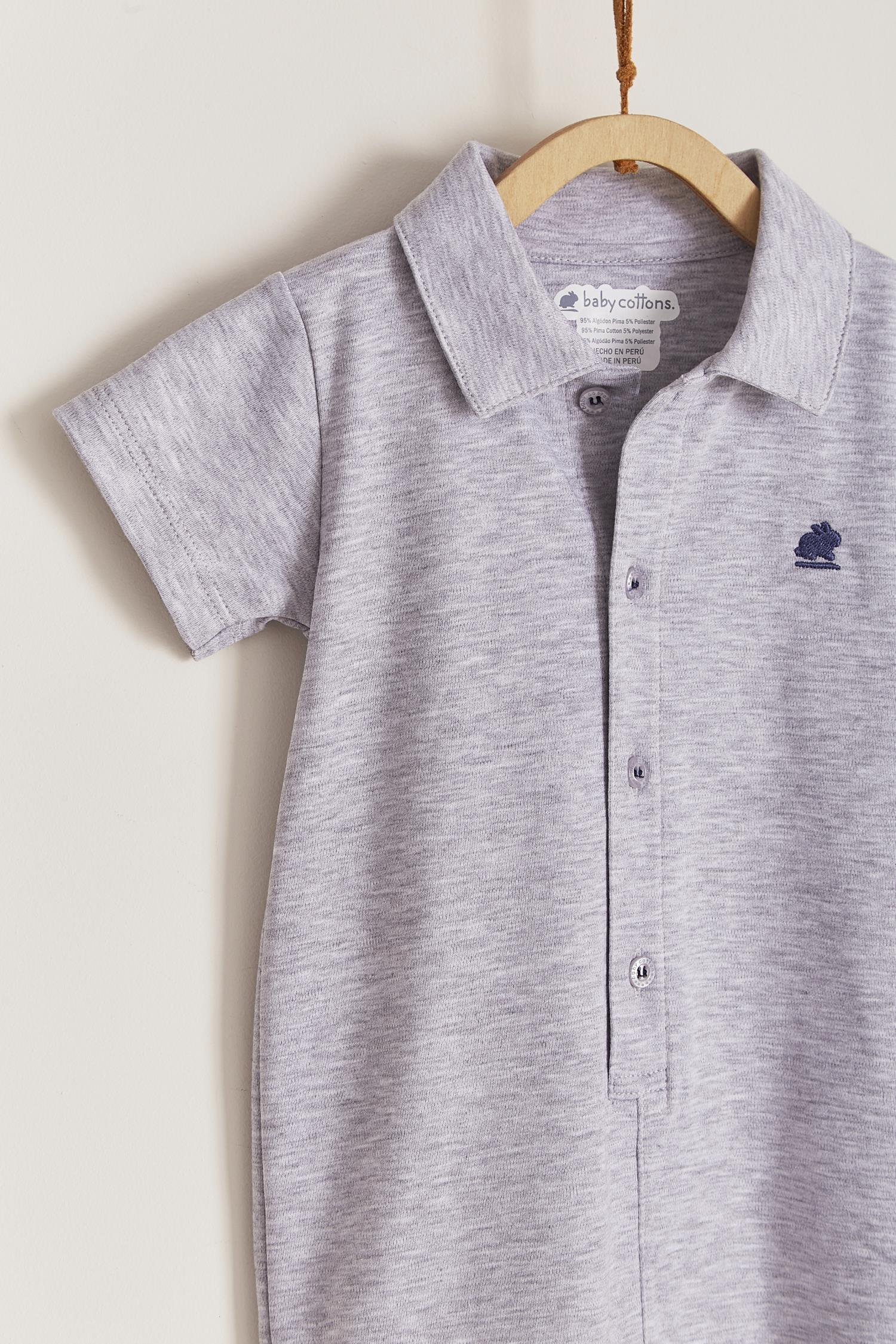 Our Pima Colours Joseph short-sleeves and short-pants romper is one of our signature baby outfits. Simply comfy and stylish, it features lovely ruffles. Ideal for your baby’s spring/summer wardrobe. Perfect for parties, playtime, or any occasion. Colour: Grey. Composition: 100% Peruvian Pima Cotton.  Made in Peru. Machine washable. Safety warning: Keep away from fire.