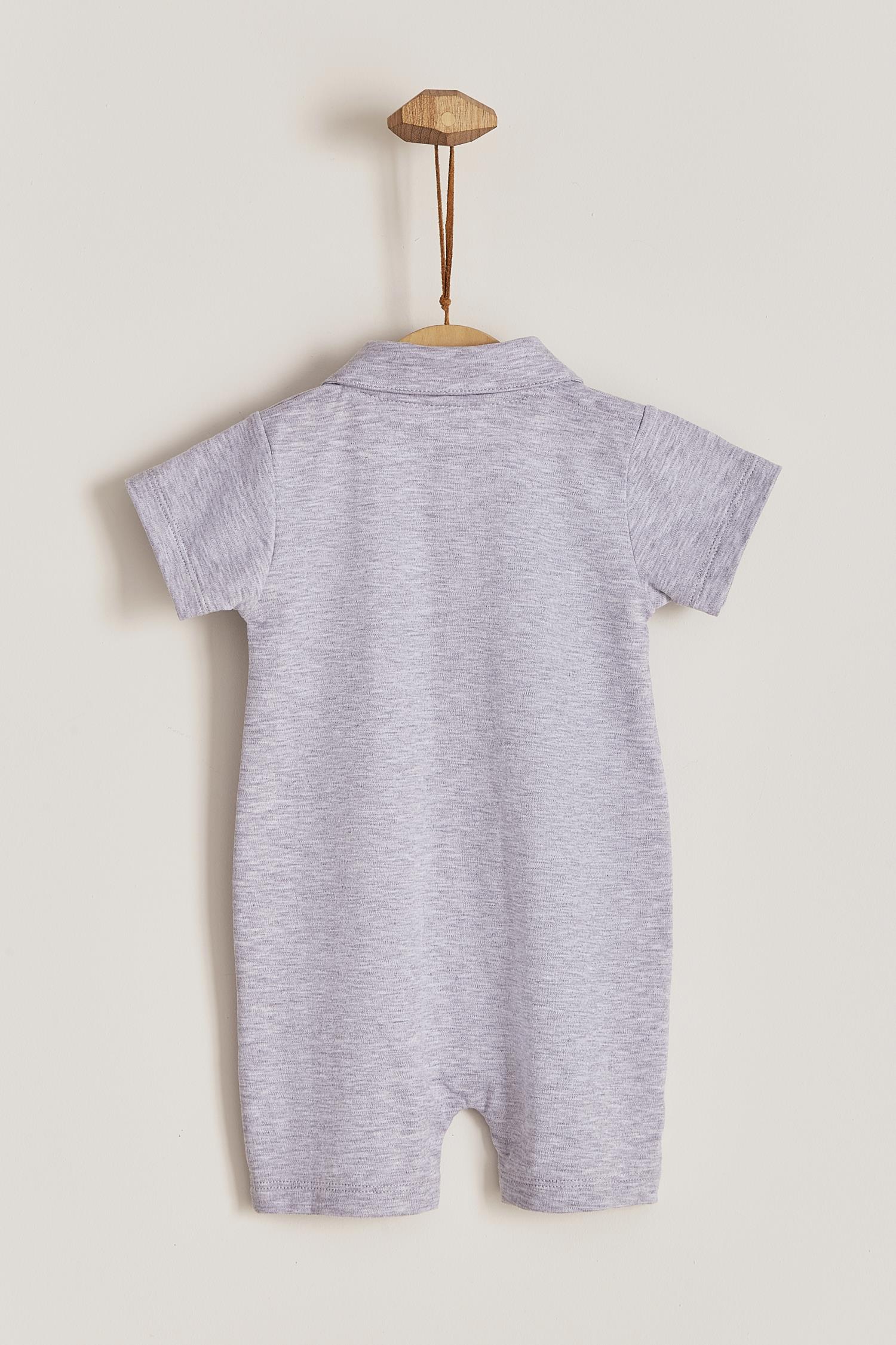 Our Pima Colours Joseph short-sleeves and short-pants romper is one of our signature baby outfits. Simply comfy and stylish, it features lovely ruffles. Ideal for your baby’s spring/summer wardrobe. Perfect for parties, playtime, or any occasion. Colour: Grey. Composition: 100% Peruvian Pima Cotton.  Made in Peru. Machine washable. Safety warning: Keep away from fire.