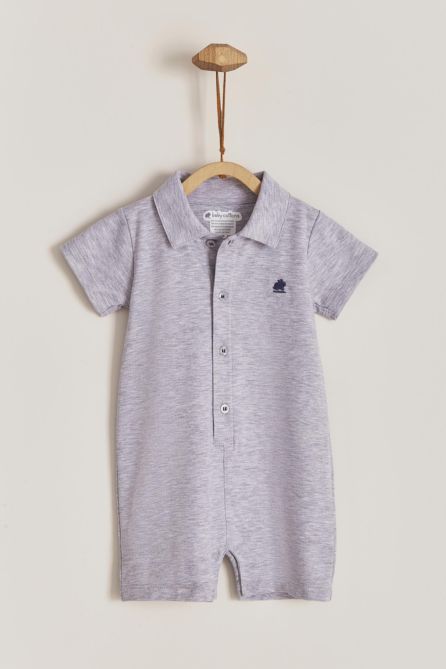 Our Pima Colours Joseph short-sleeves and short-pants romper is one of our signature baby outfits. Simply comfy and stylish, it features lovely ruffles. Ideal for your baby’s spring/summer wardrobe. Perfect for parties, playtime, or any occasion. Colour: Grey. Composition: 100% Peruvian Pima Cotton.  Made in Peru. Machine washable. Safety warning: Keep away from fire.