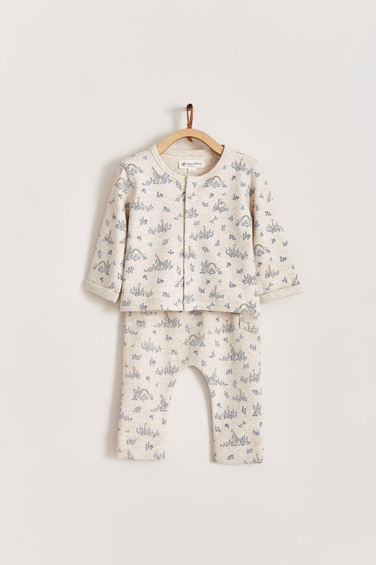 Perfect for your baby's delicate skin, Colette & Joa set of 2 pieces is made of the softest and most comfortable cotton fabric. Cardigan with snaps at the front and trousers with pockets, both printed with our cute little giraffes.  Soft colours that give a classic look.   Colour: Beige melange with blue and grey details. Composition: 100% Peruvian Pima cotton.  Made in Peru. Machine wash cold. 