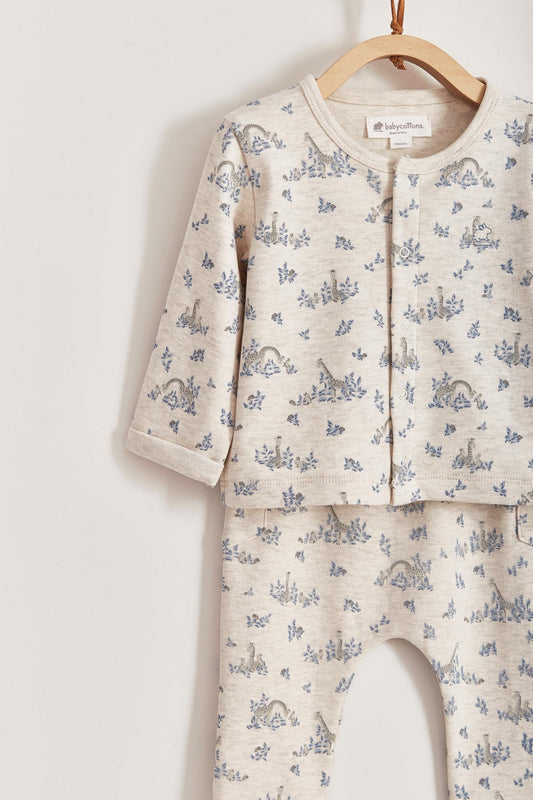 Perfect for your baby's delicate skin, Colette & Joa set of 2 pieces is made of the softest and most comfortable cotton fabric. Cardigan with snaps at the front and trousers with pockets, both printed with our cute little giraffes.  Soft colours that give a classic look.   Colour: Beige melange with blue and grey details. Composition: 100% Peruvian Pima cotton.  Made in Peru. Machine wash cold. 