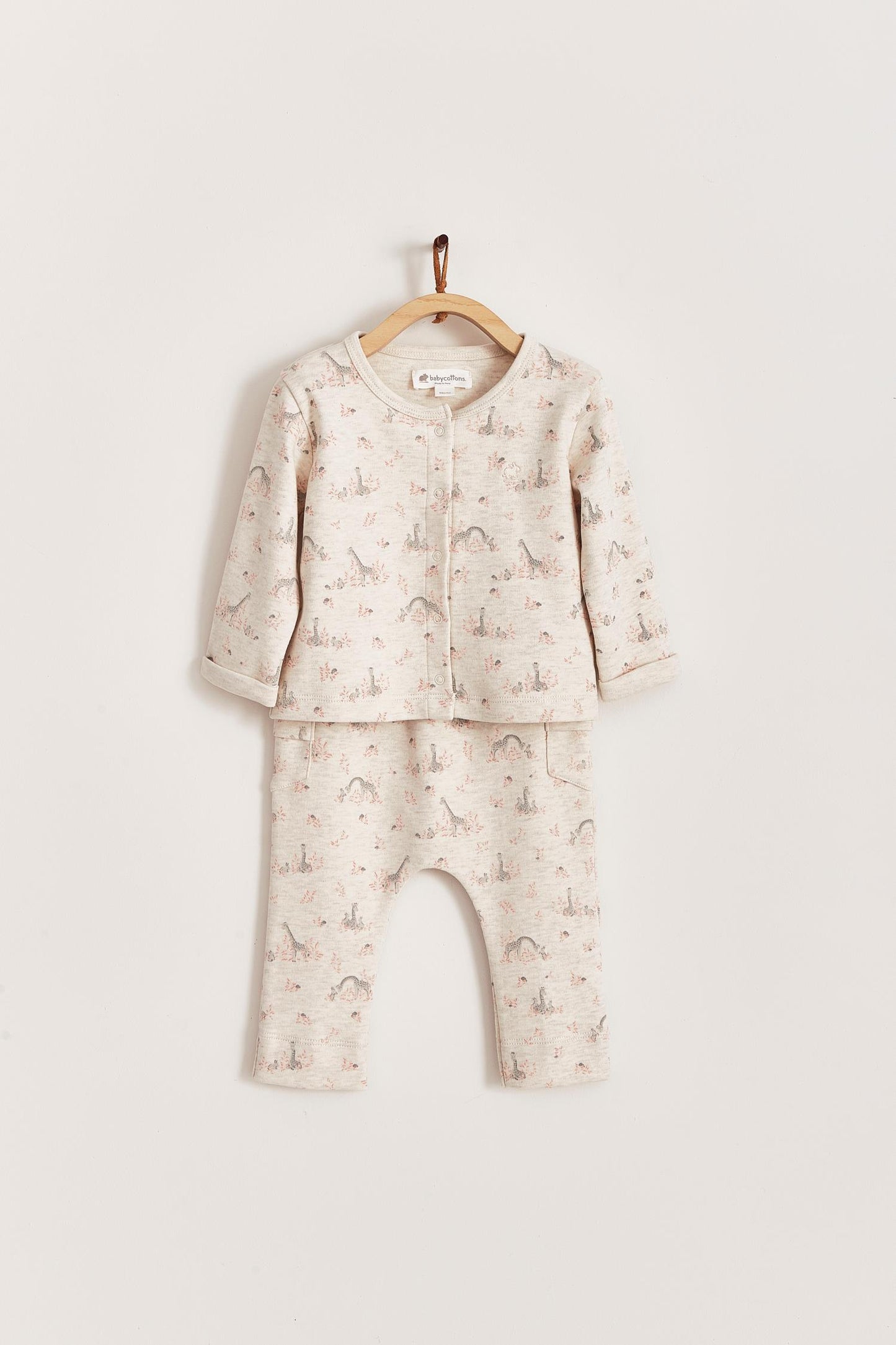 Perfect for your baby's delicate skin, Colette & Joa set of 2 pieces is made of the softest and most comfortable cotton fabric. Cardigan with snaps at the front and trousers with pockets, both printed with our cute little giraffes.  Soft colours that give a classic look.   Colour: Beige melange with pink and grey details. Composition: 100% Peruvian Pima cotton.  Made in Peru. Machine wash cold. 