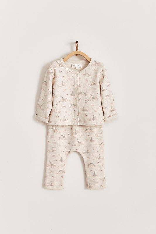 Perfect for your baby's delicate skin, Colette & Joa set of 2 pieces is made of the softest and most comfortable cotton fabric. Cardigan with snaps at the front and trousers with pockets, both printed with our cute little giraffes.  Soft colours that give a classic look.   Colour: Beige melange with pink and grey details. Composition: 100% Peruvian Pima cotton.  Made in Peru. Machine wash cold. 