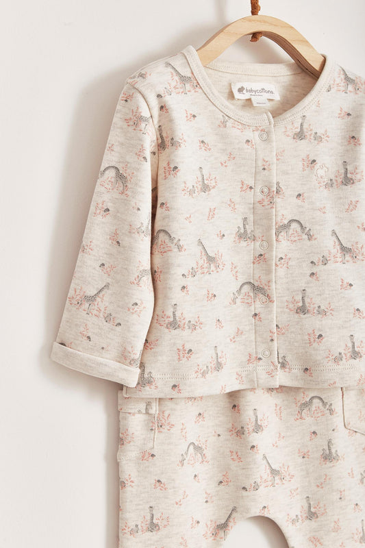 Perfect for your baby's delicate skin, Colette & Joa set of 2 pieces is made of the softest and most comfortable cotton fabric. Cardigan with snaps at the front and trousers with pockets, both printed with our cute little giraffes.  Soft colours that give a classic look.   Colour: Beige melange with pink and grey details. Composition: 100% Peruvian Pima cotton.  Made in Peru. Machine wash cold. 