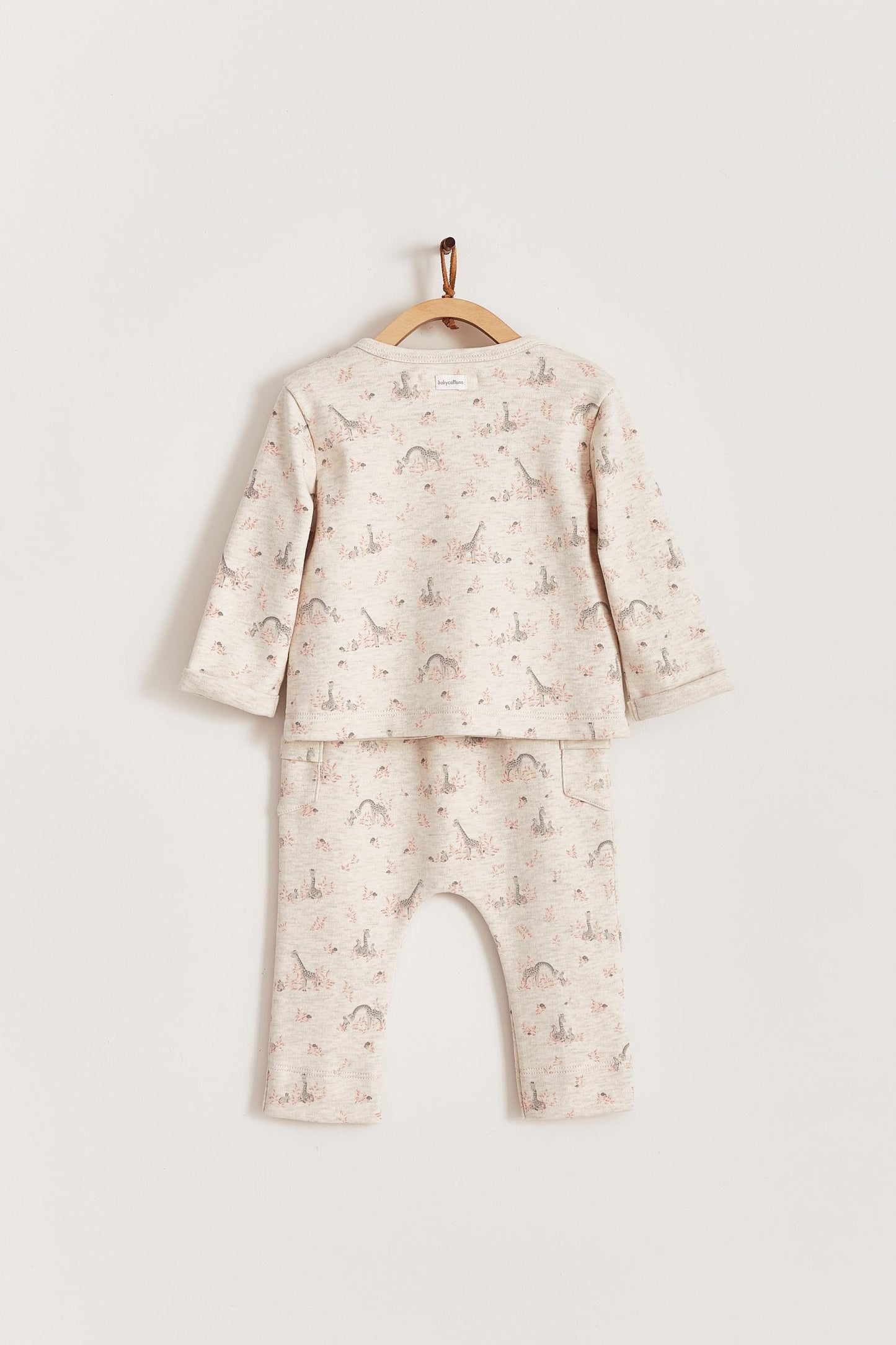 Perfect for your baby's delicate skin, Colette & Joa set of 2 pieces is made of the softest and most comfortable cotton fabric. Cardigan with snaps at the front and trousers with pockets, both printed with our cute little giraffes.  Soft colours that give a classic look.   Colour: Beige melange with pink and grey details. Composition: 100% Peruvian Pima cotton.  Made in Peru. Machine wash cold. 