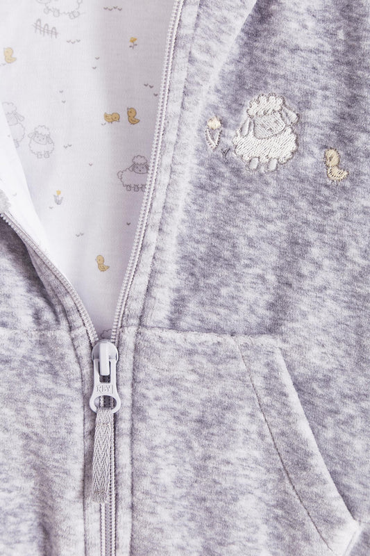 Ideal for winter, this is the sweetest plush hoodie! Fully lined with printed Pima cotton. Pockets and embroidery at the front. Colour: Grey. Composition: Lining: 100% Pima cotton. Outer: 85% cotton, 15% polyester.  Made in Peru. Machine washable.