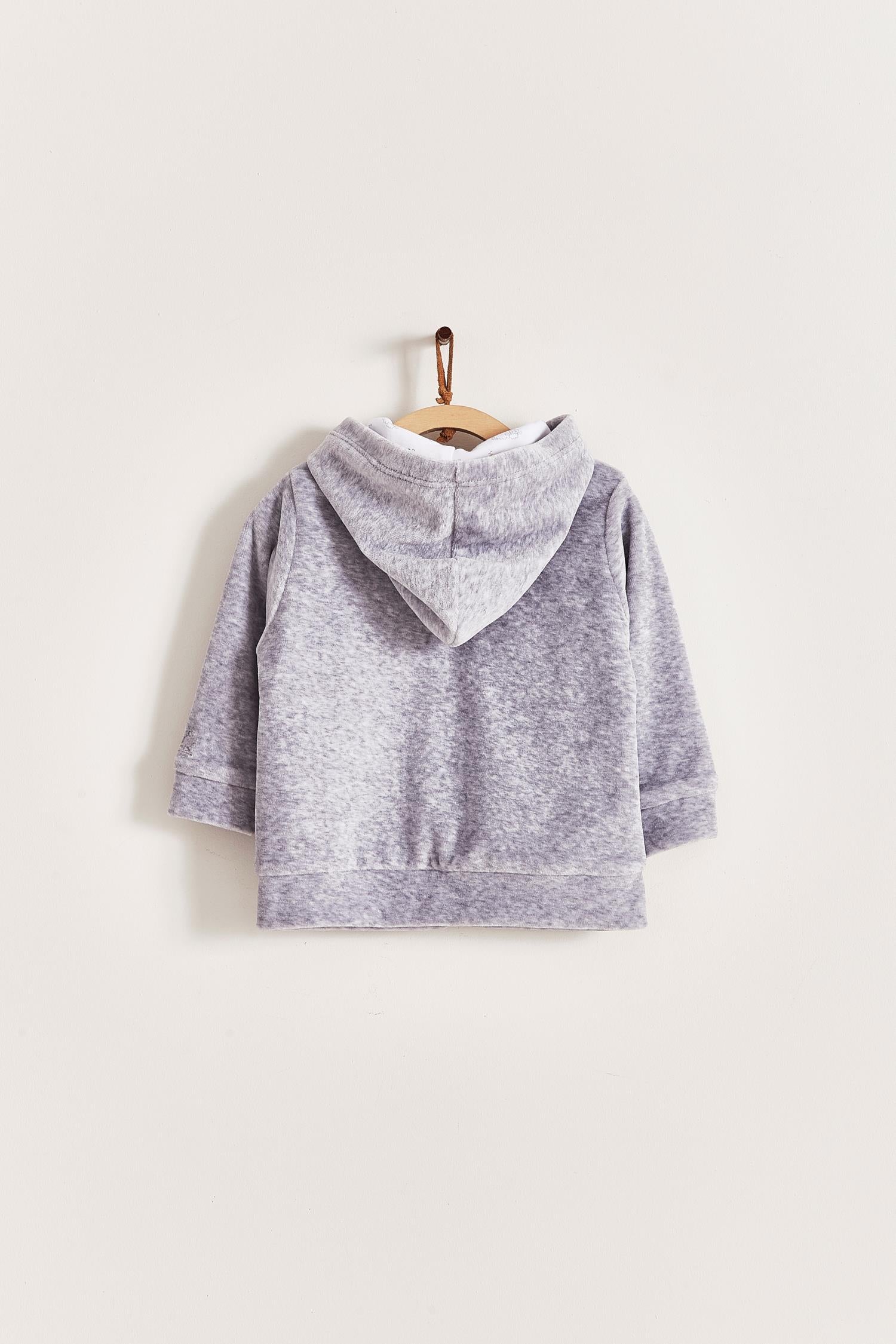 Ideal for winter, this is the sweetest plush hoodie! Fully lined with printed Pima cotton. Pockets and embroidery at the front. Colour: Grey. Composition: Lining: 100% Pima cotton. Outer: 85% cotton, 15% polyester.  Made in Peru. Machine washable.