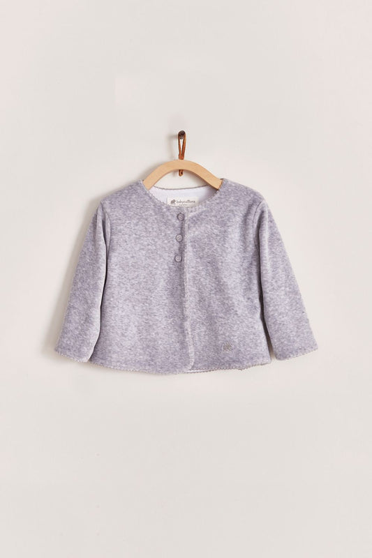 Super soft plush fabric that keeps your baby comfortable and warm. A perfect cardigan for those chilly nights! Featuring a delicate embroidered lining along the neckline and 3 buttons at the top. Pair it with our plush pants for the sweetest look and perfect gift! Colour: Grey. Composition: 100% Peruvian Pima cotton , 15% Polyester. Made in Peru. Machine washable.