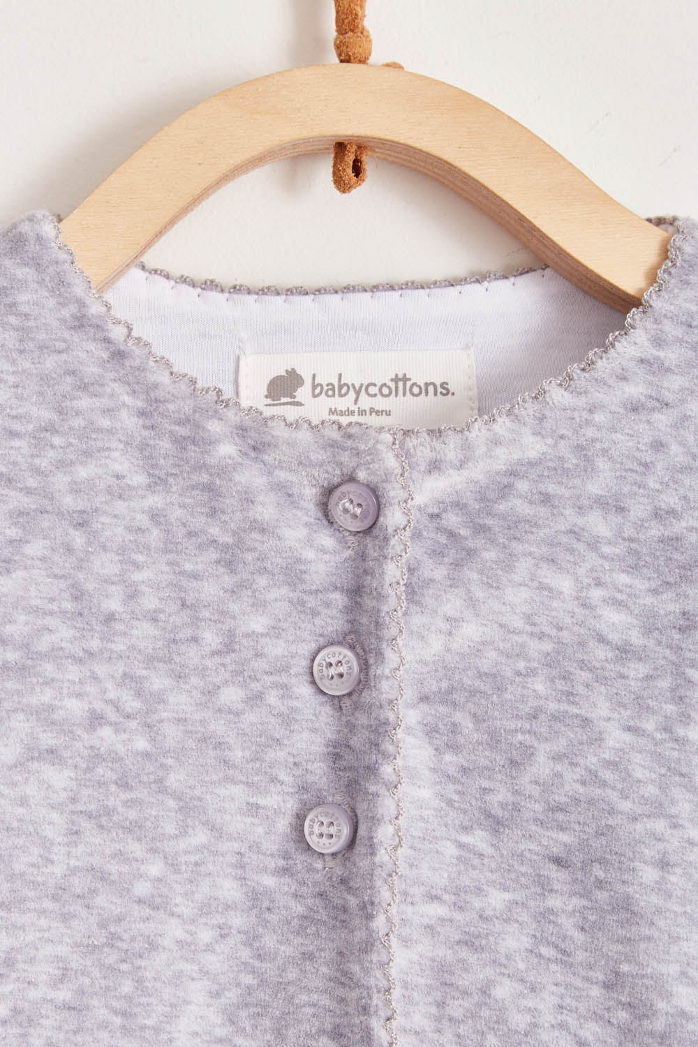 Super soft plush fabric that keeps your baby comfortable and warm. A perfect cardigan for those chilly nights! Featuring a delicate embroidered lining along the neckline and 3 buttons at the top. Pair it with our plush pants for the sweetest look and perfect gift! Colour: Grey. Composition: 100% Peruvian Pima cotton , 15% Polyester. Made in Peru. Machine washable.