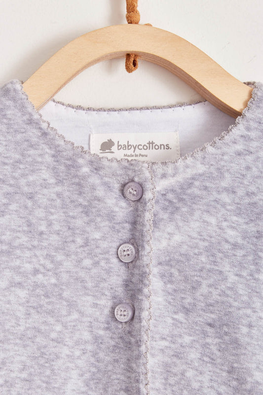 Super soft plush fabric that keeps your baby comfortable and warm. A perfect cardigan for those chilly nights! Featuring a delicate embroidered lining along the neckline and 3 buttons at the top. Pair it with our plush pants for the sweetest look and perfect gift! Colour: Grey. Composition: 100% Peruvian Pima cotton , 15% Polyester. Made in Peru. Machine washable.