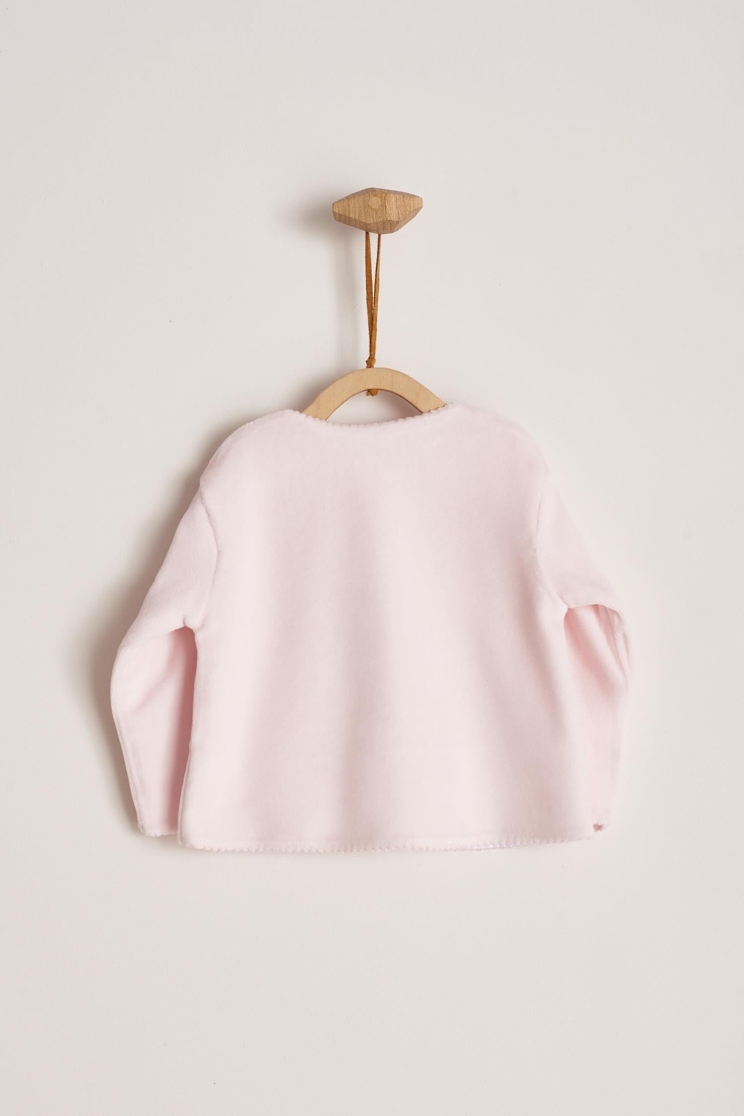 Super soft plush fabric that keeps your baby comfortable and warm. A perfect cardigan for those chilly nights! Featuring a delicate embroidered lining along the neckline and 3 buttons at the top. Pair it with our plush pants for the sweetest look and perfect gift! Colour: Pink. Composition: 100% Peruvian Pima cotton , 15% Polyester. Made in Peru. Machine washable.