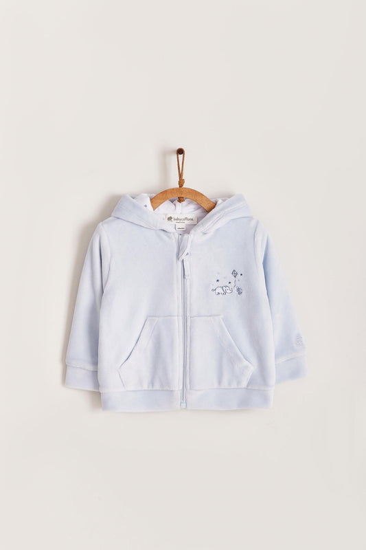 Ideal for winter, this is the sweetest plush hoodie! Fully lined with printed Pima cotton.  Pockets and embroidery at the front. Colour: Light-blue. Composition: Lining: 100% Pima cotton. Outer: 85% cotton, 15% polyester.  Made in Peru. Machine washable. 