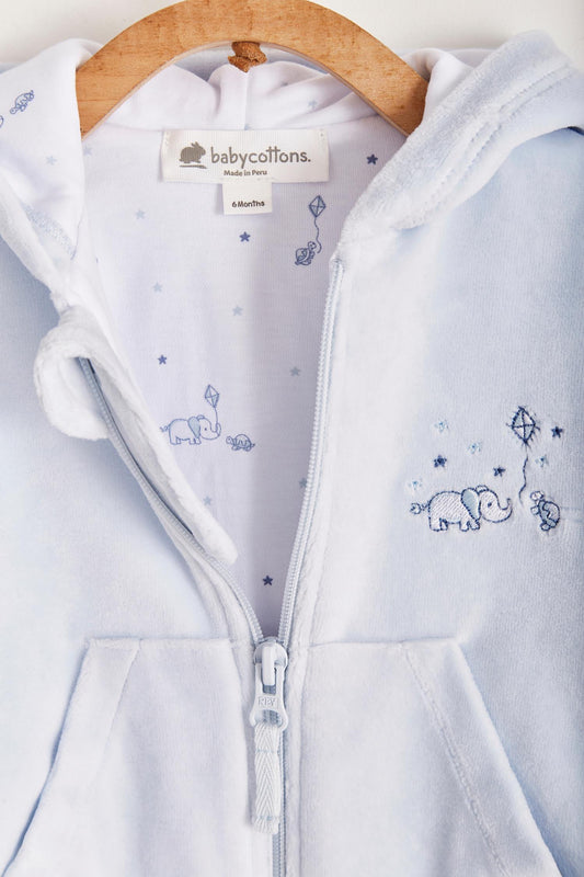 Ideal for winter, this is the sweetest plush hoodie! Fully lined with printed Pima cotton.  Pockets and embroidery at the front. Colour: Light-blue. Composition: Lining: 100% Pima cotton. Outer: 85% cotton, 15% polyester.  Made in Peru. Machine washable. 