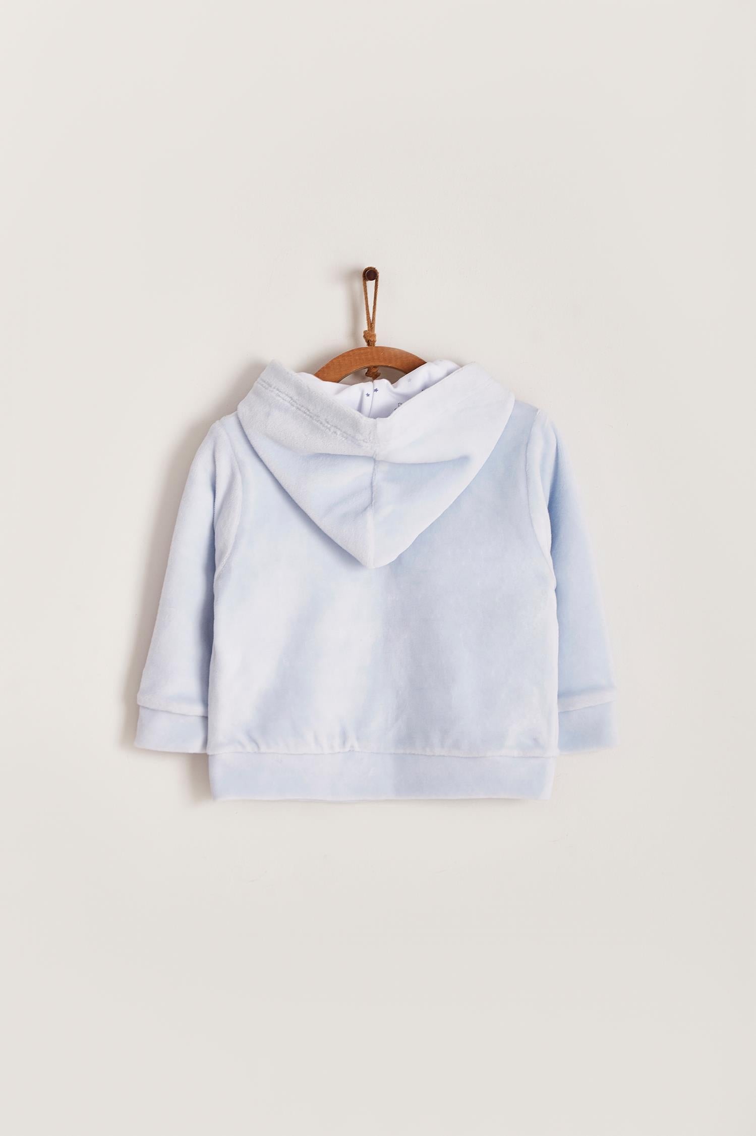 Ideal for winter, this is the sweetest plush hoodie! Fully lined with printed Pima cotton.  Pockets and embroidery at the front. Colour: Light-blue. Composition: Lining: 100% Pima cotton. Outer: 85% cotton, 15% polyester.  Made in Peru. Machine washable. 