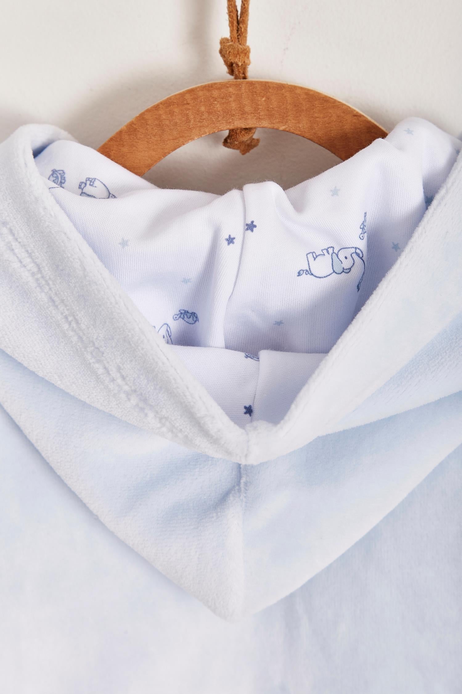 Ideal for winter, this is the sweetest plush hoodie! Fully lined with printed Pima cotton.  Pockets and embroidery at the front. Colour: Light-blue. Composition: Lining: 100% Pima cotton. Outer: 85% cotton, 15% polyester.  Made in Peru. Machine washable. 