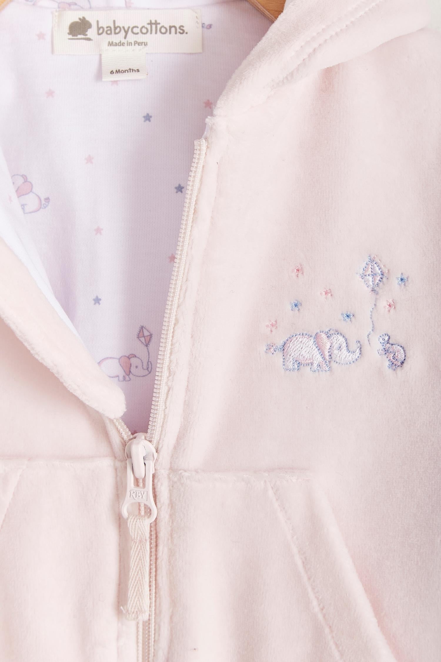 Ideal for winter, this is the sweetest plush hoodie! Fully lined with printed Pima cotton. Pockets and embroidery at the front. Colour: Pink. Composition: Lining: 100% Pima cotton. Outer: 85% cotton, 15% polyester.  Made in Peru. Machine washable.   